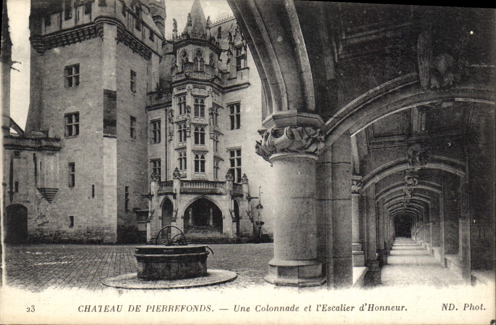 CPA Chateau de Pierrefonds Une Colannade et l'Escalier d'Honneur 