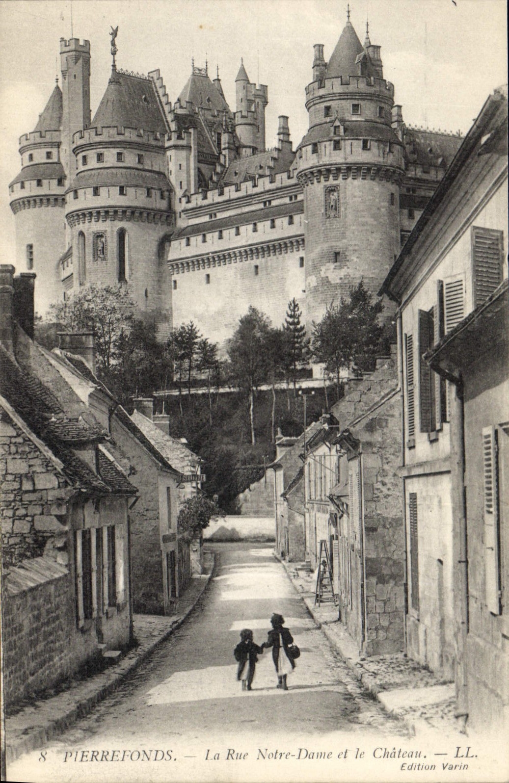 CPA Pierrefonds La Rue Notre Dame et le Chateau 