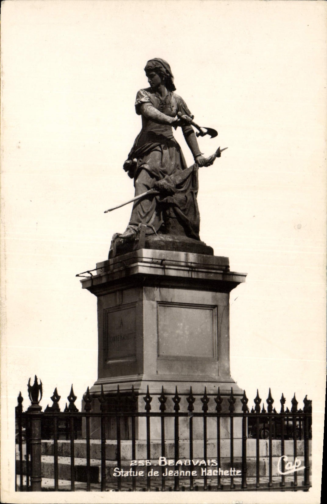 CPA Beauvais Statue de Jeanne Hachette 