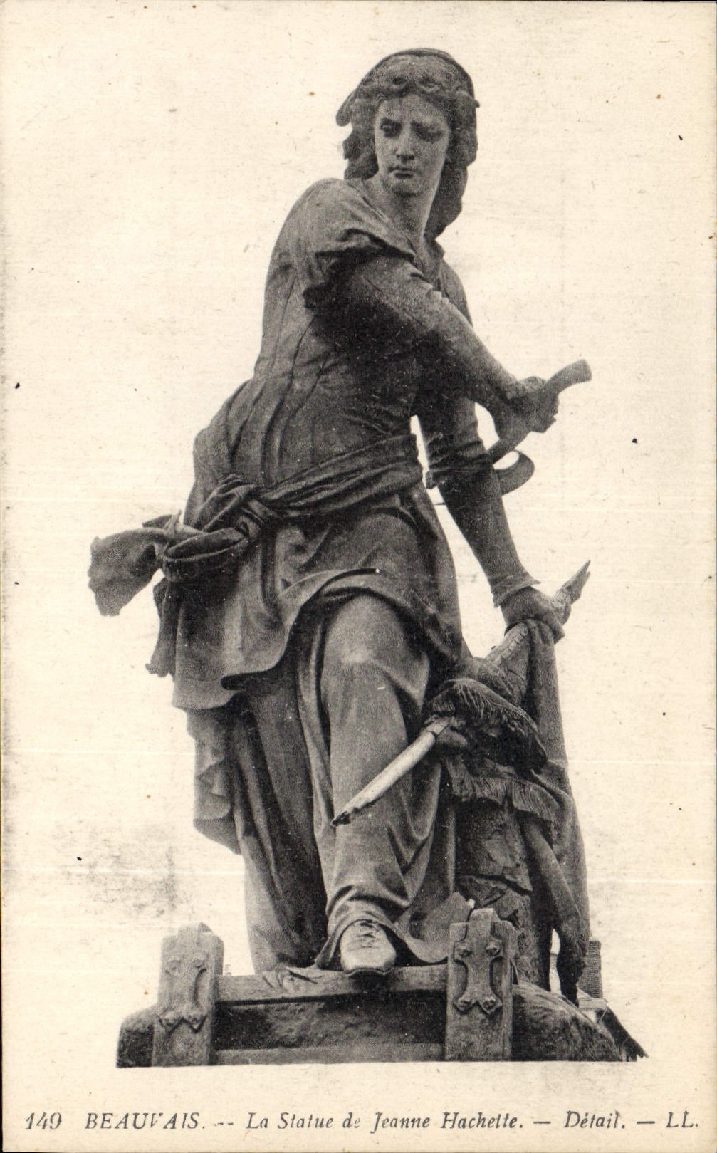 CPA Beauvais La Statue de Jeanne Hachette 
