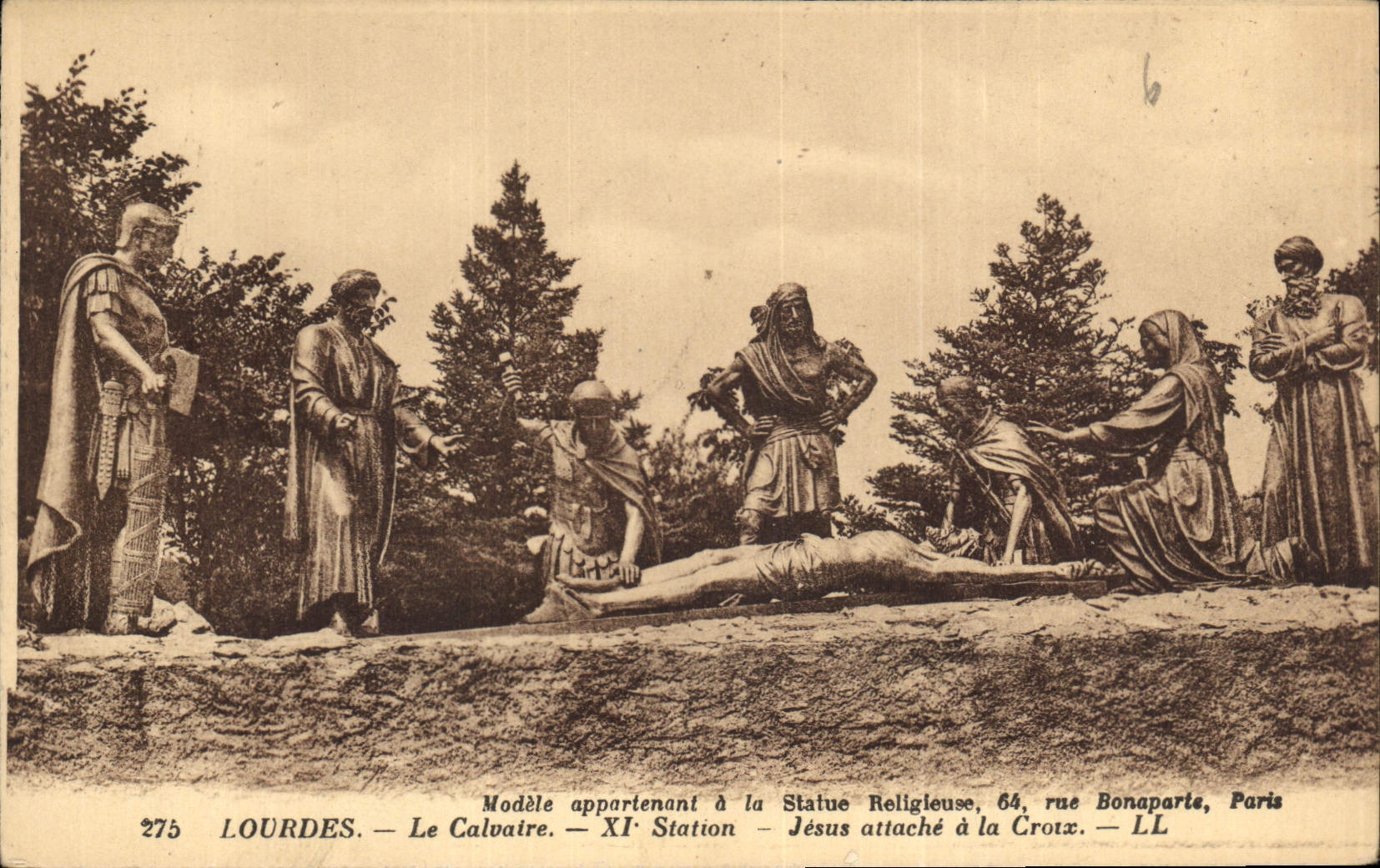 CPA Lourdes Le Calvaire Jesus attache a la Croix 