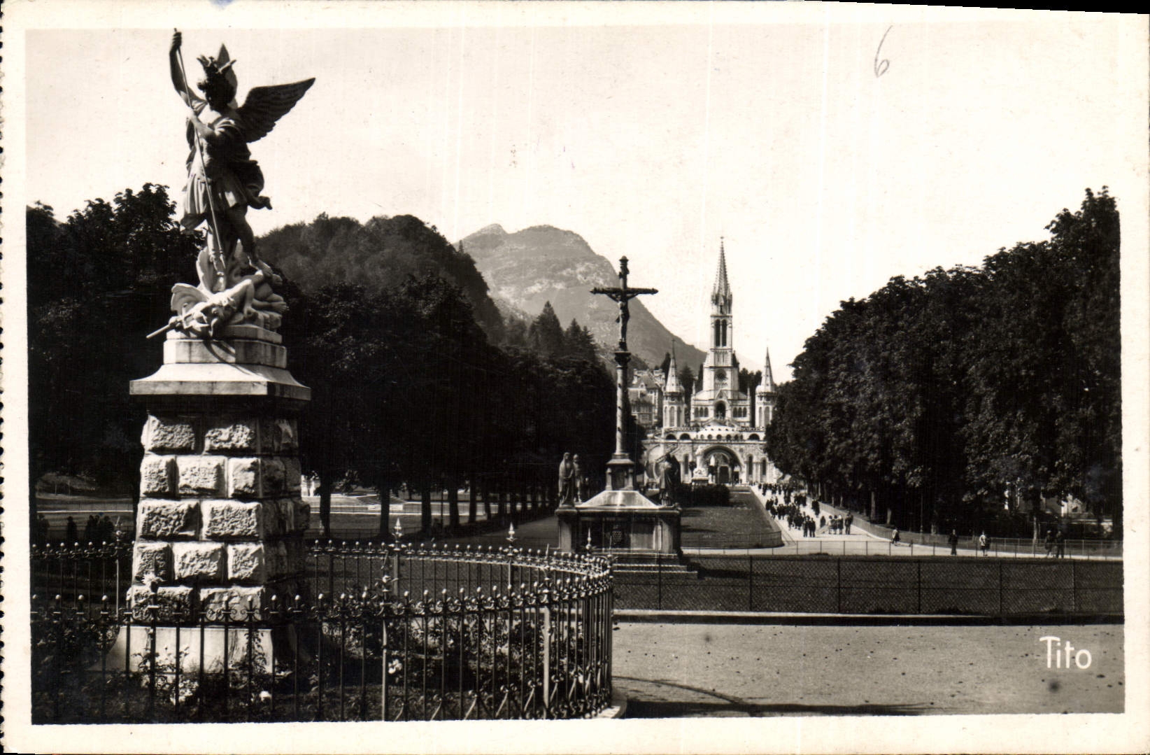 CPA Lourdes L'Esplanade et la Basilique 