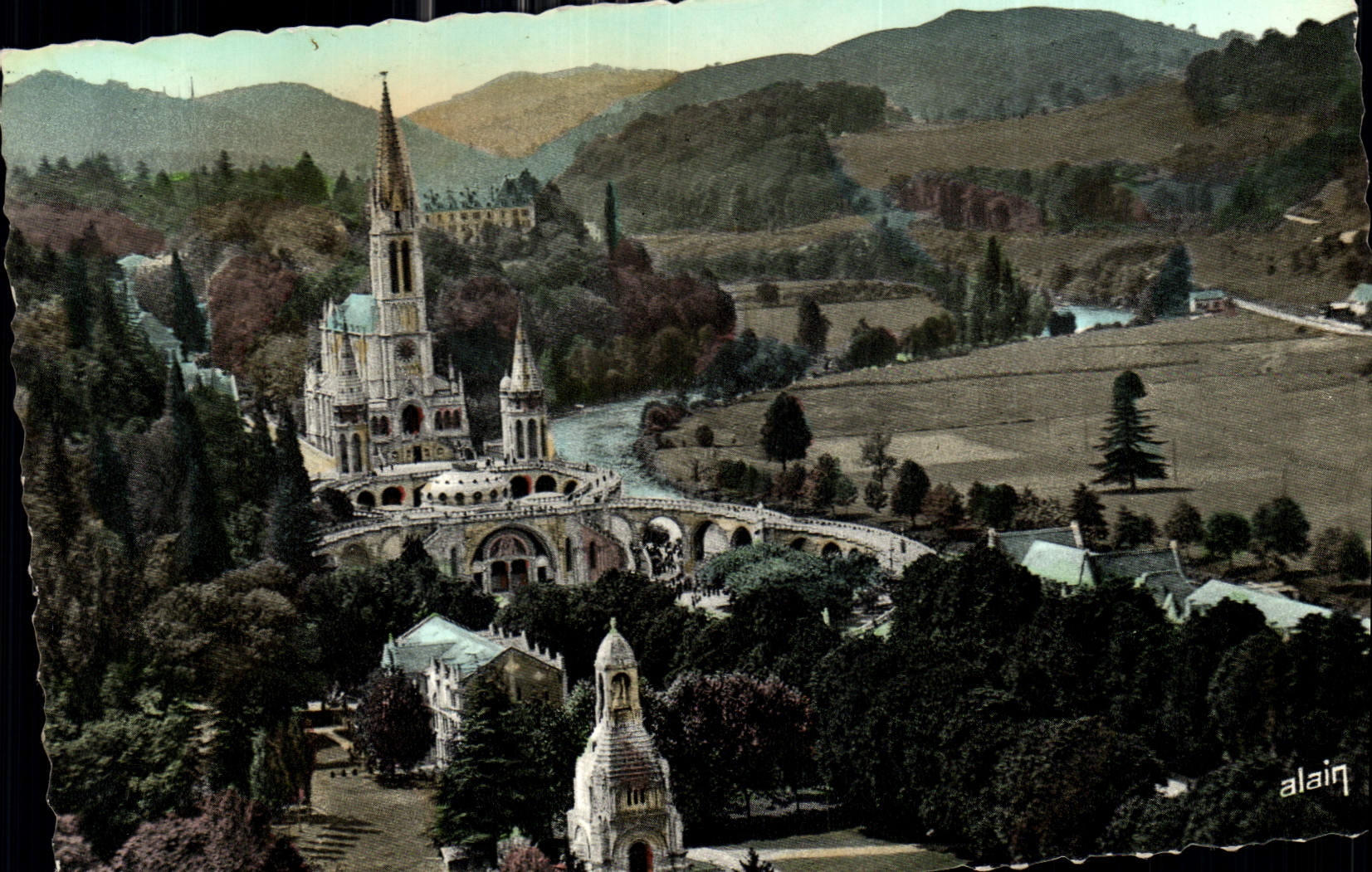 CPA Lourdes La Basilique et le Monument aux Morts 