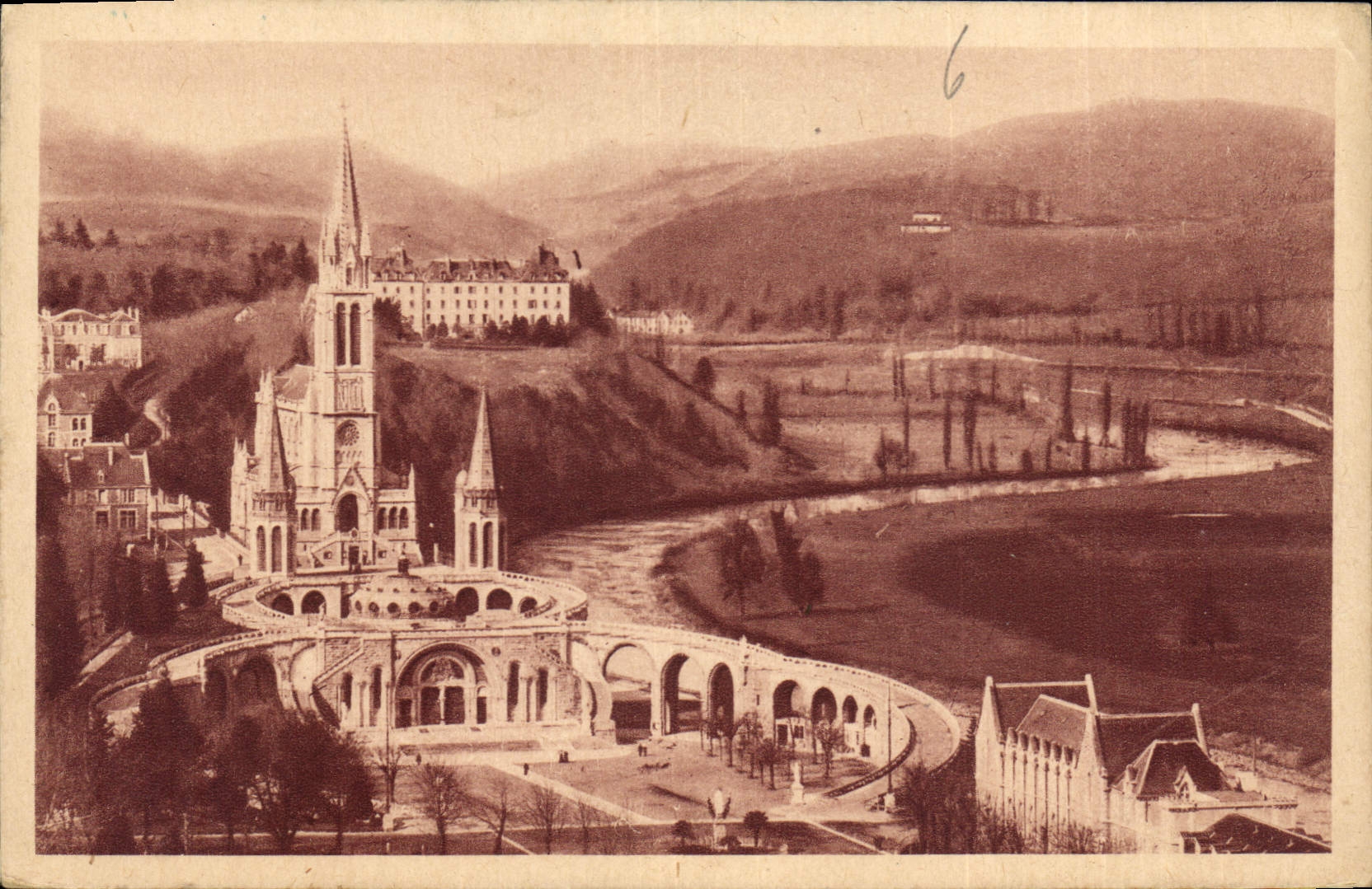 CPA Lourdes La Basilique vue du Chateau Fort 