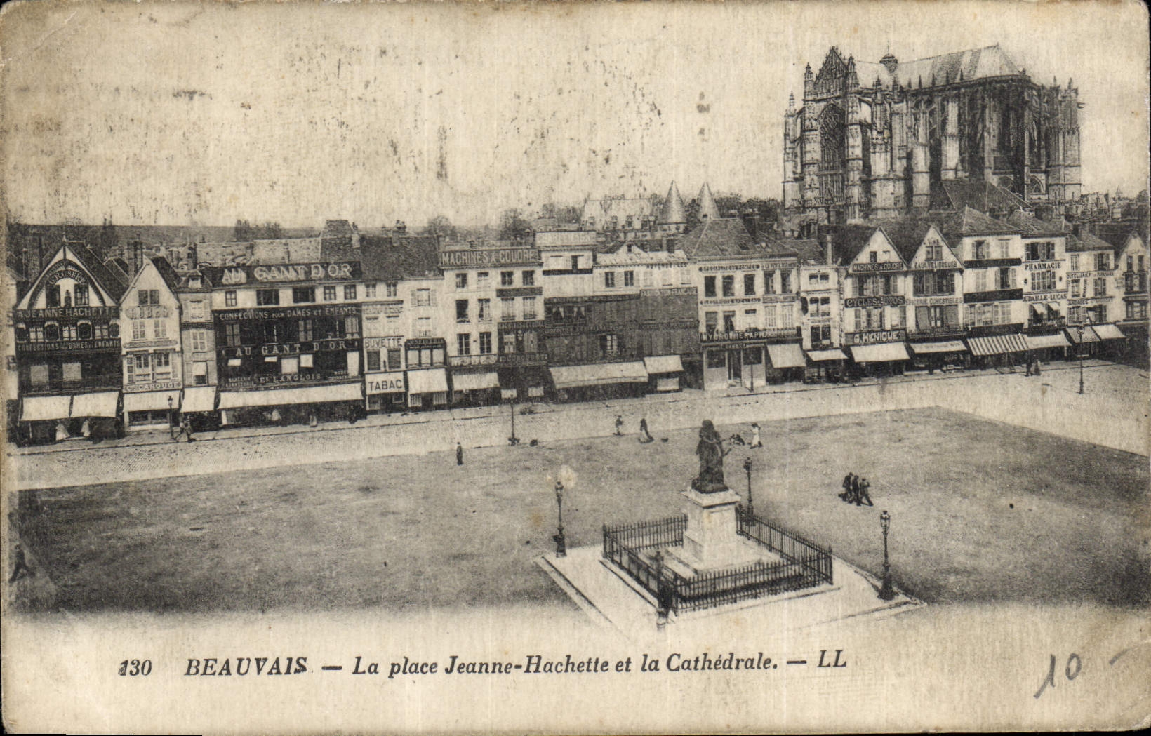 CPA Beauvais La place Jeanne Hachette et la Cathedrale 