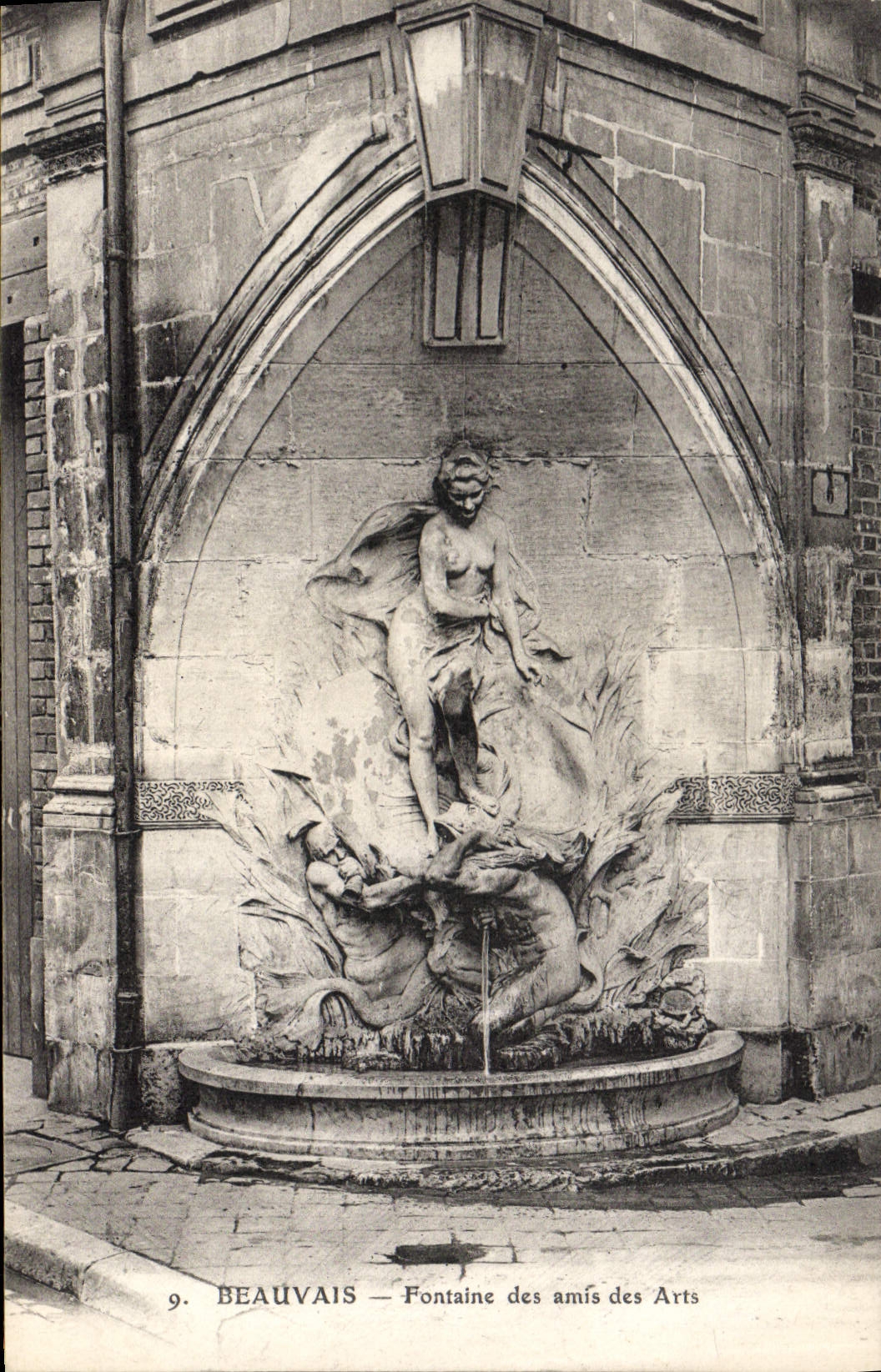 CPA Beauvais Fontaine des amis des Arts 