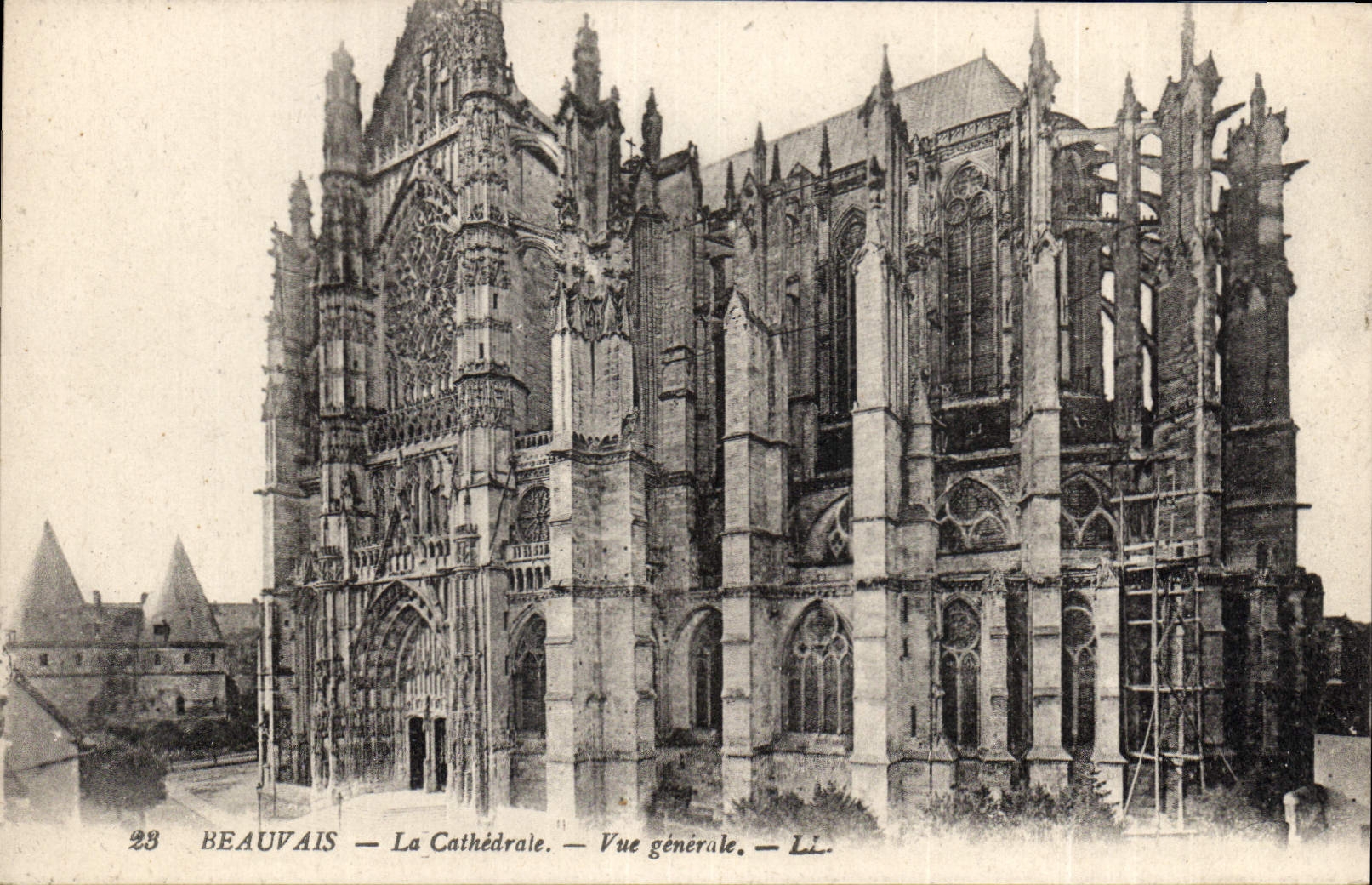 CPA Beauvais La Cathedrale Vue generale 