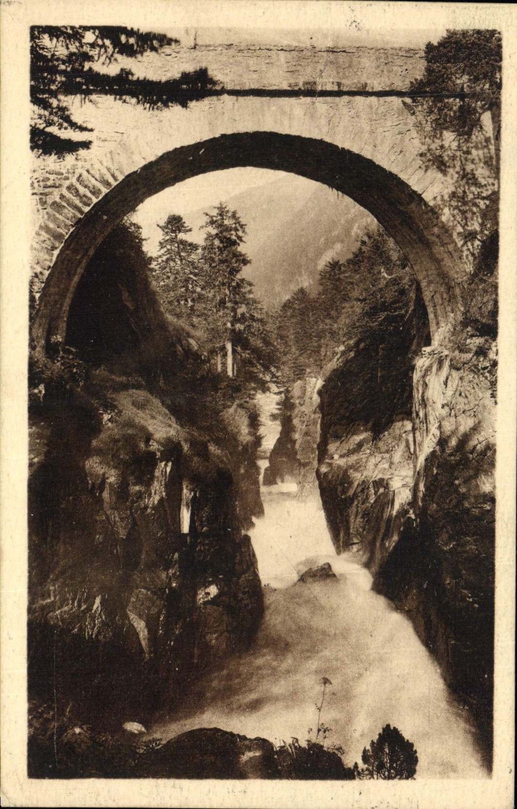 CPA Environs de Cauterets Gouffre du Pont d'Espagne 