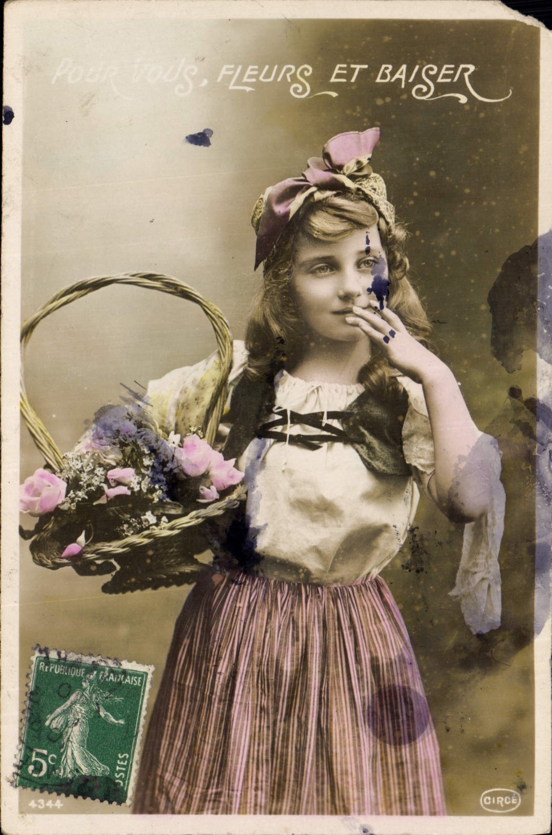 CPA Fleurs et Baiser Enfant