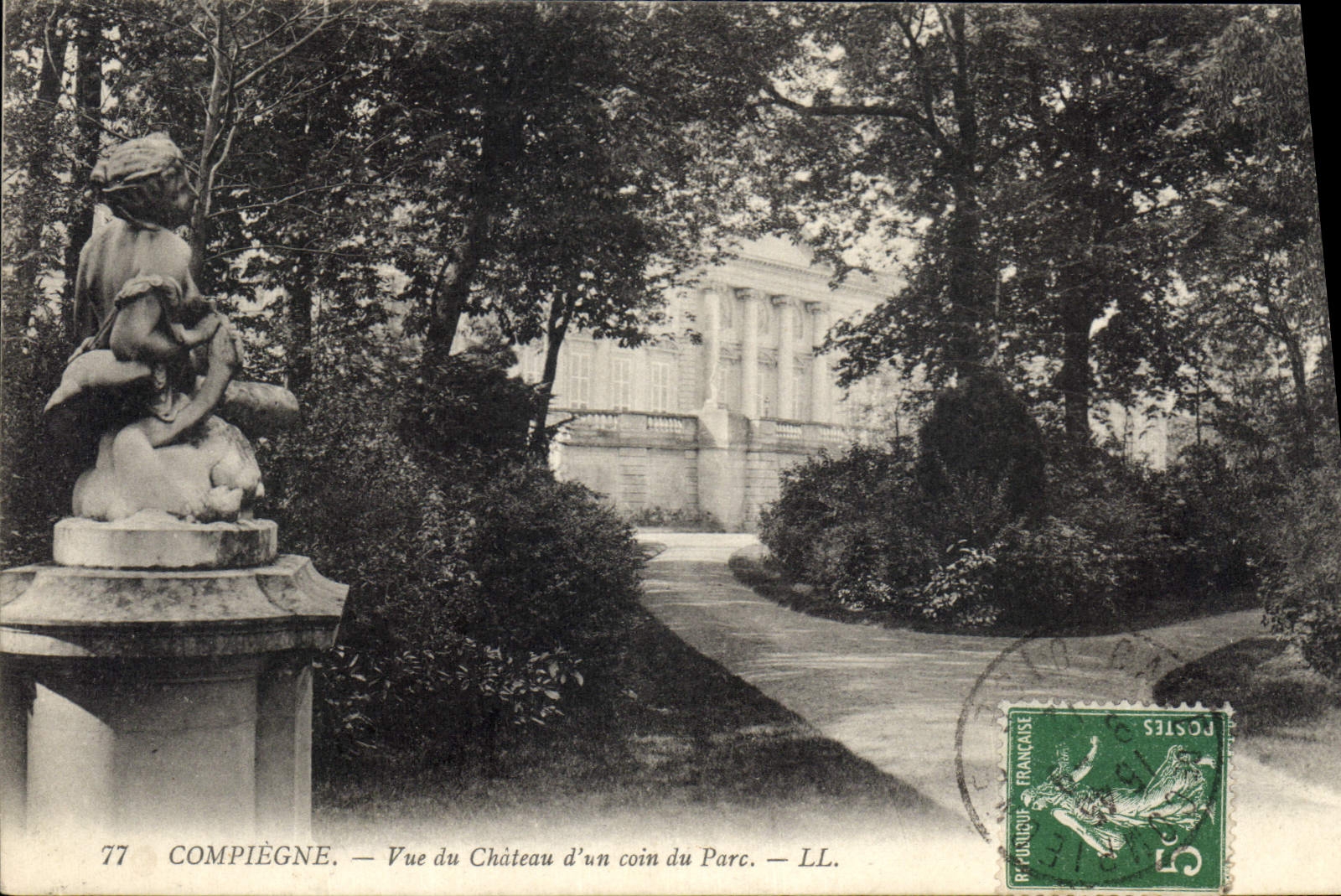 CPA Compiegne Vue du Chateau d'un coin Parc 