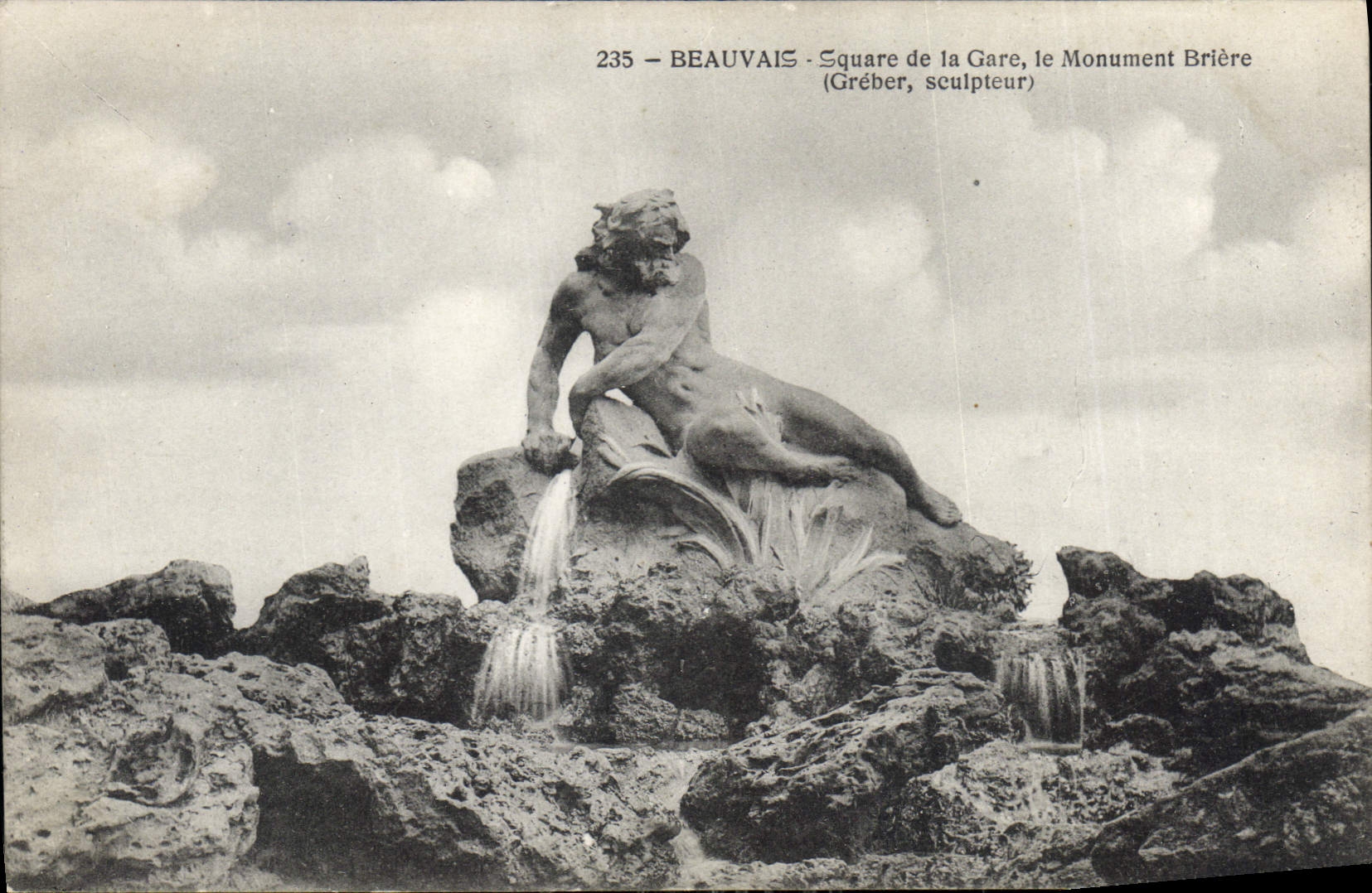 CPA Beauvais Square de la Gare le Monument Briere 