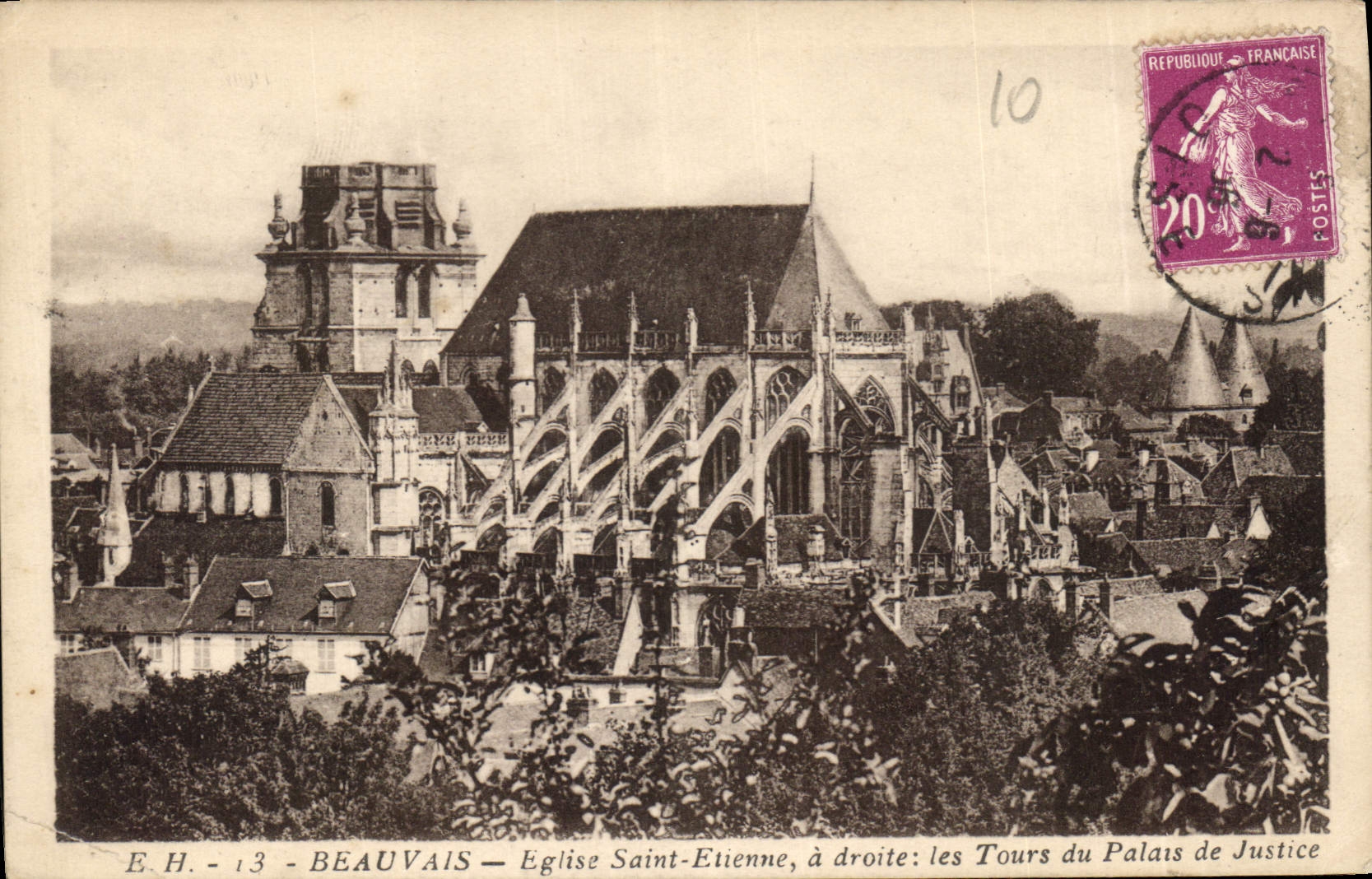 CPA Beauvais Eglise Saint Etience a droite les Tours du Palais de Justice 