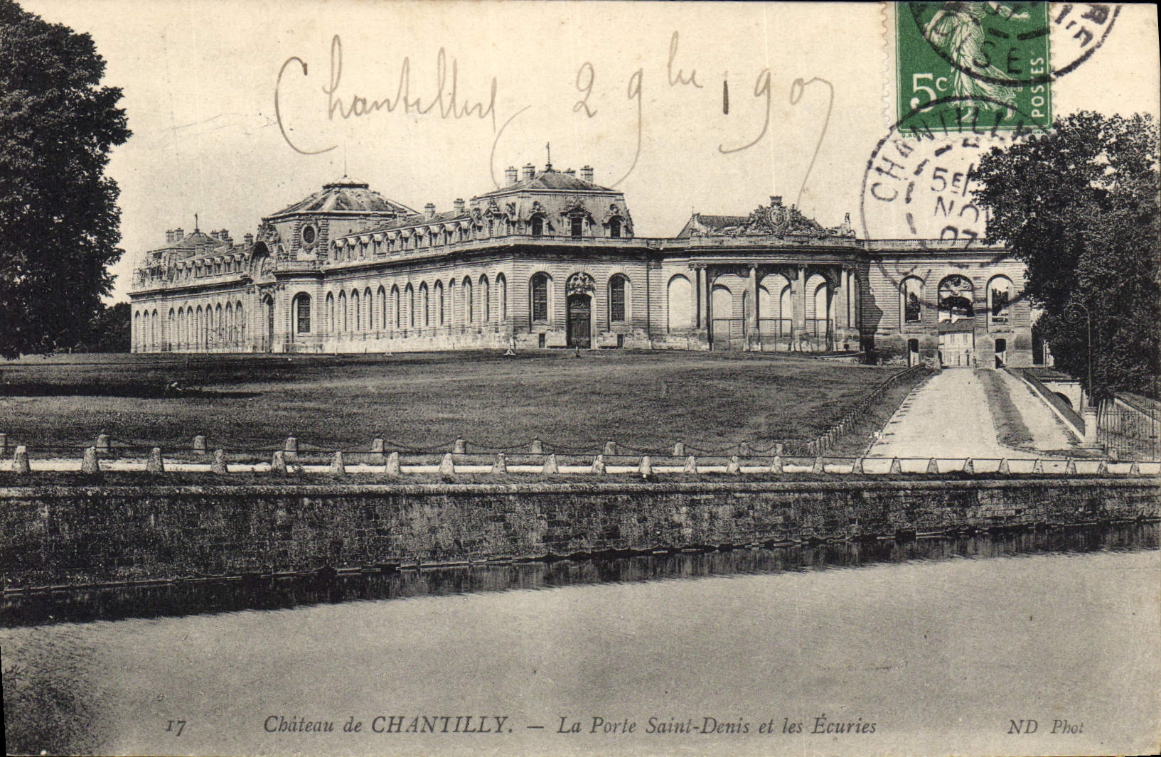 CPA Chateau de Chantilly La Porte Saint Denis et les Ecuries 