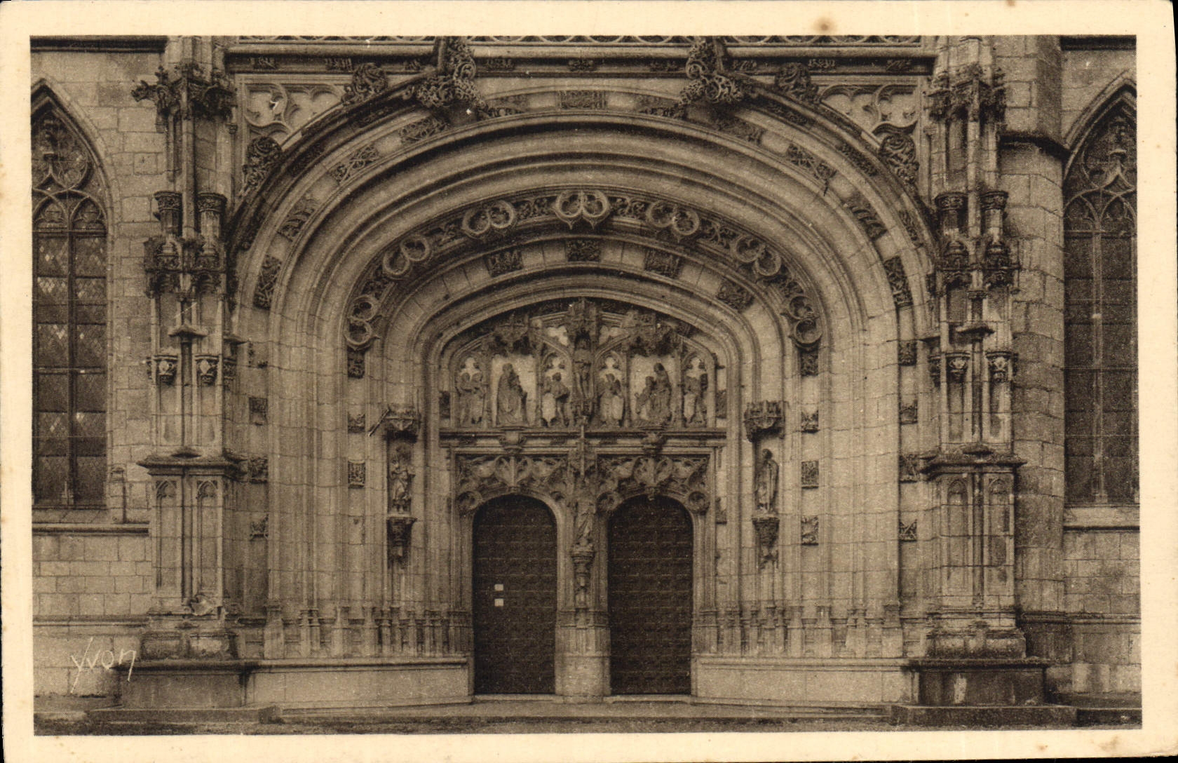 CPA Bourg Ain Eglise de Brou Le Portail 
