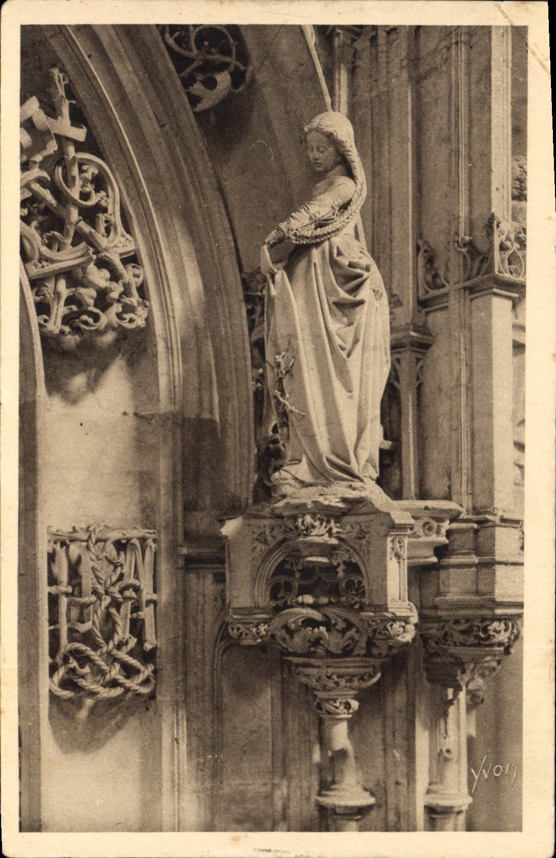 CPA Bourg Ain Statuette du Tombeau de Marguerite d'Autriche Madeline avant sa Conversion