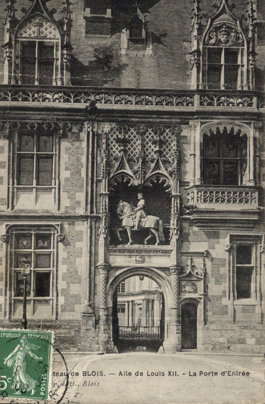 CPA Chateau de Blois Alle de Louis XII La Porte d'Entree 