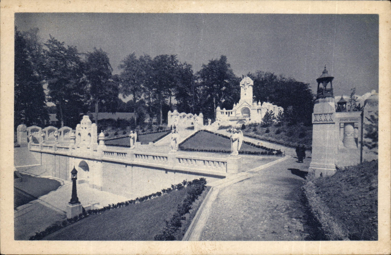 CPA La Basilique de Lisieux Le Chermin de Croix exterieur Vue Generale 