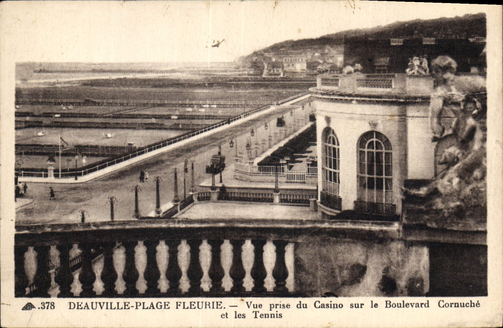 CPA Deauville Plage Fleurie Vue prise du Casino sur le Boulevard cornuche et les Tennis