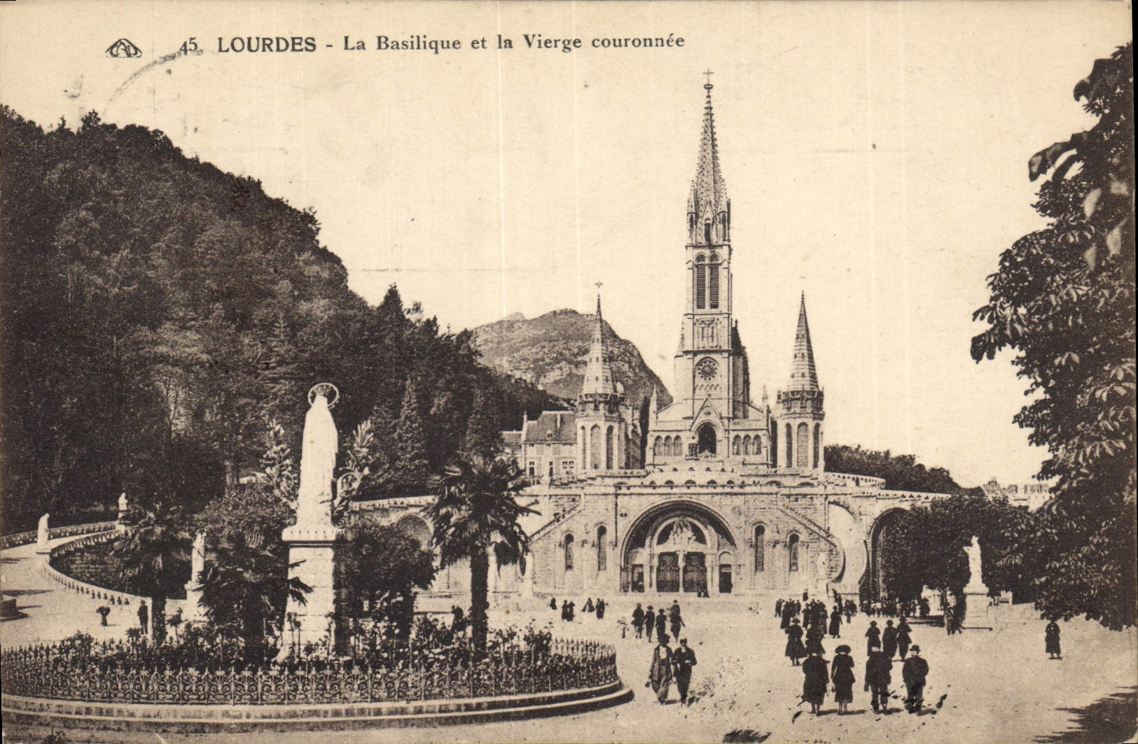 CPA Lourdes La Basilique et la Vierge couronnee 