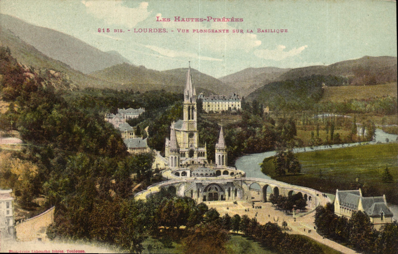 CPA Lourdes Vue Flougrante sur la Basilique 