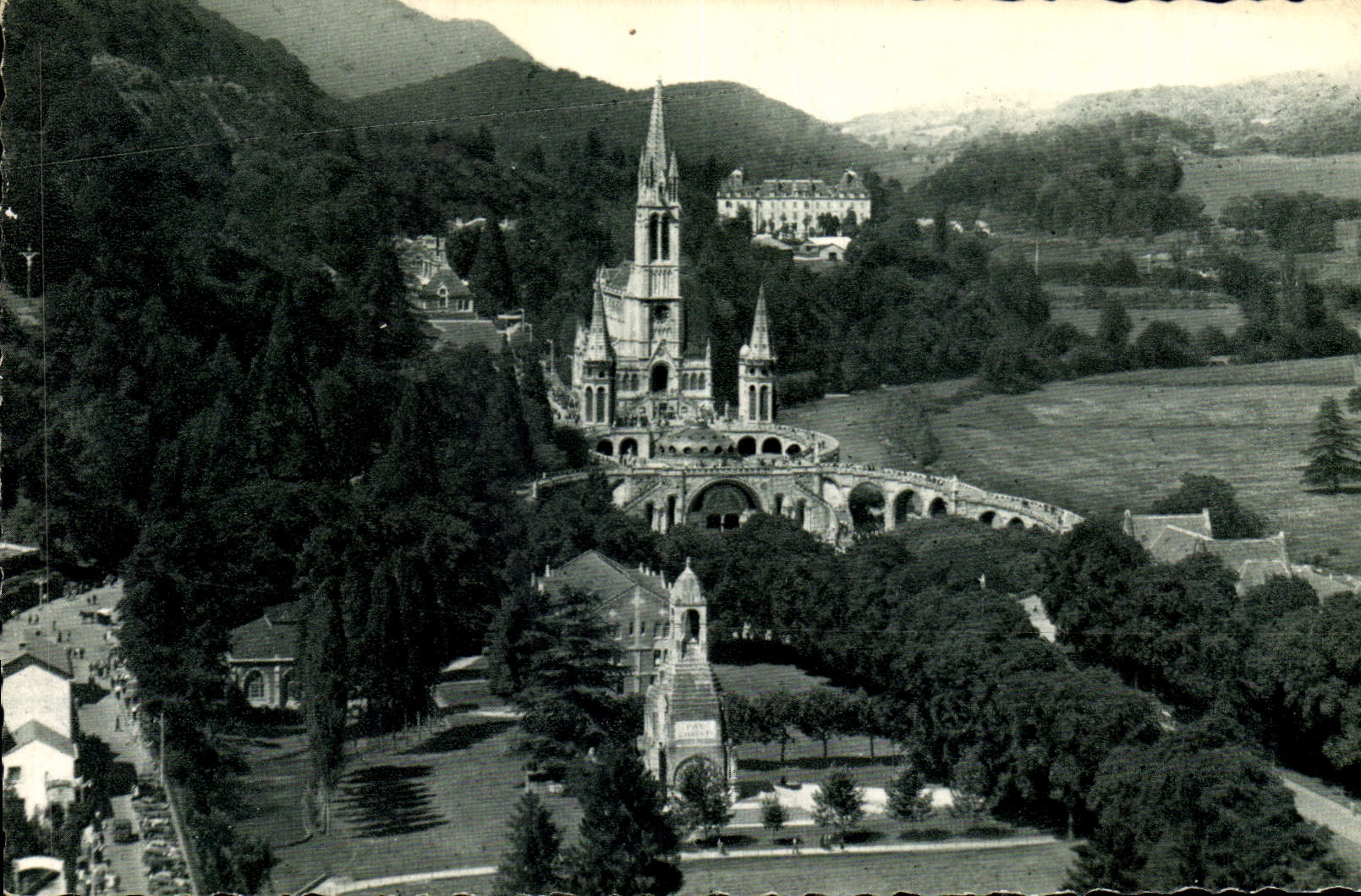 CPA Lourdes La Basilique vue du Chateau Fort 
