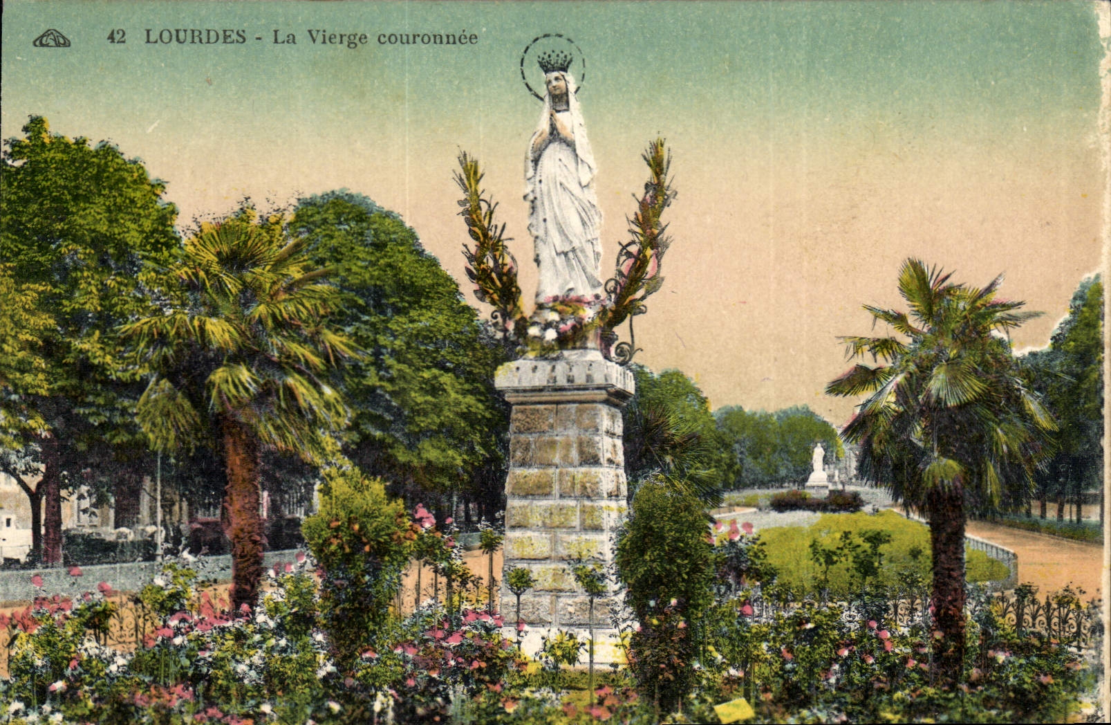 CPA Lourdes La Vierge couronnee 