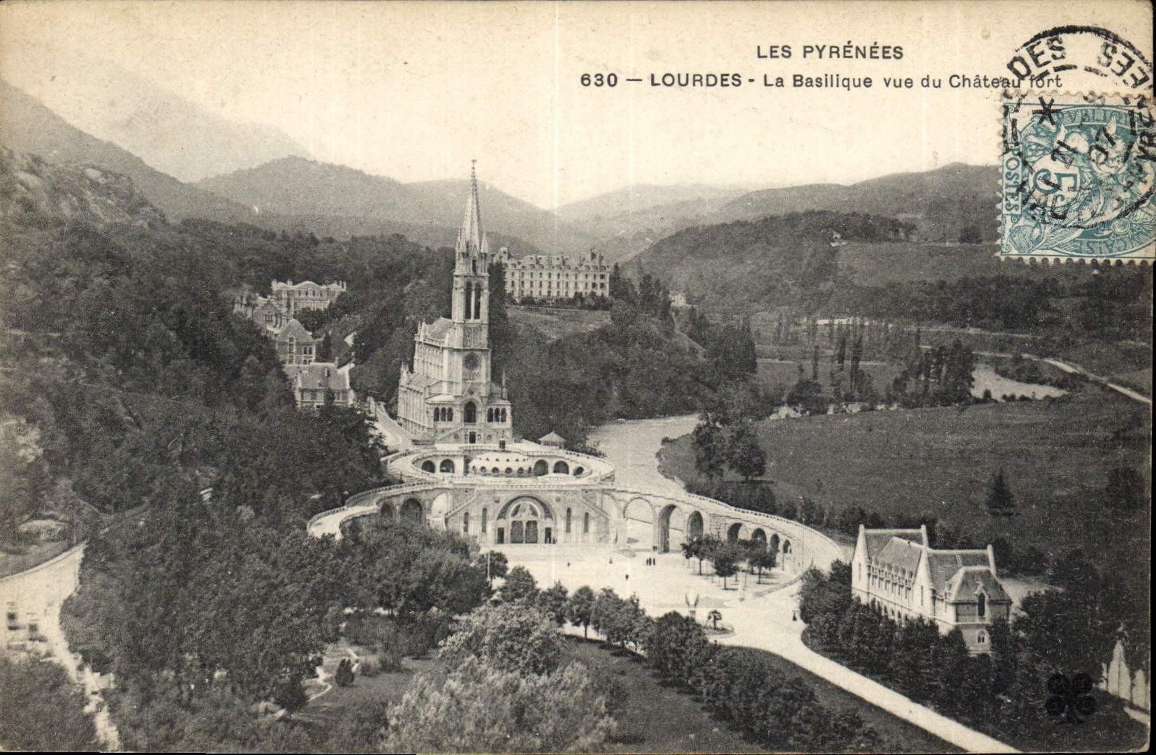 CPA Lourdes La Basilique vue du Chateau fort 