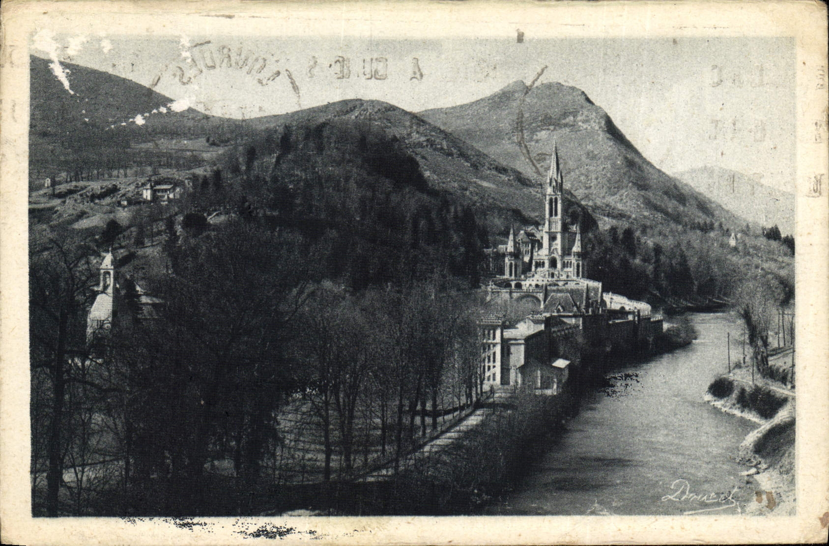 CPA Lourdes La Basilique et le monument interallie 
