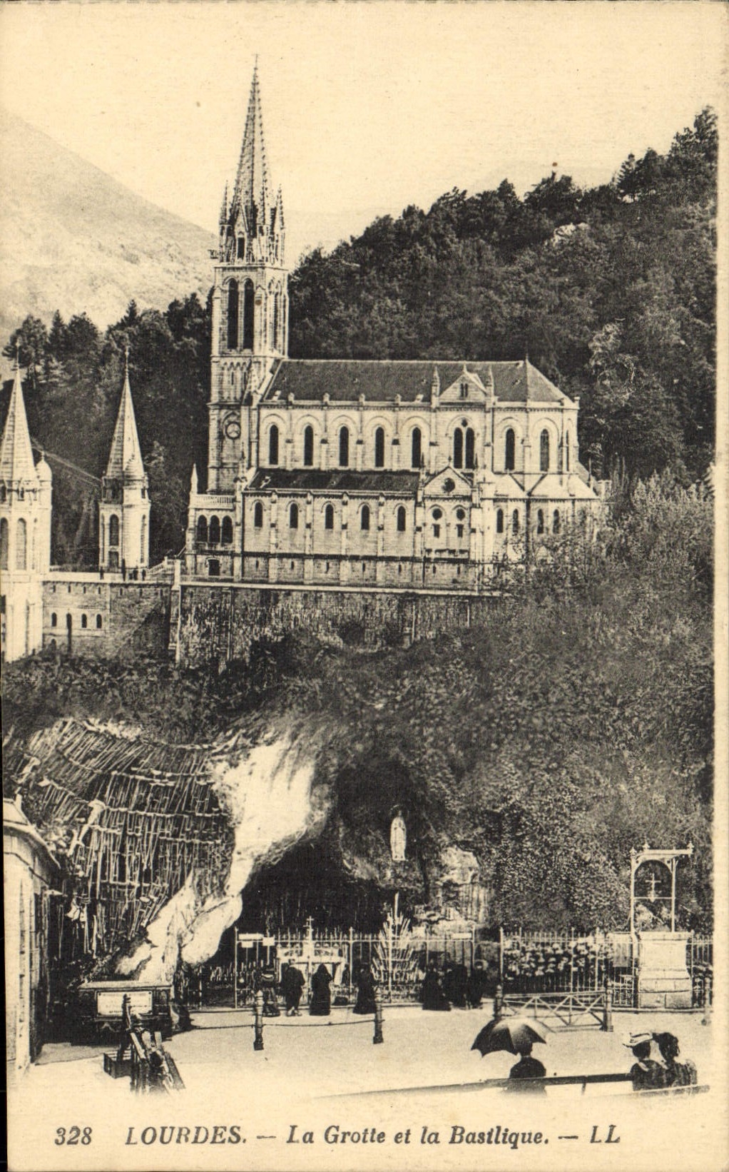 CPA Lourdes La Grotte et la Basilique 