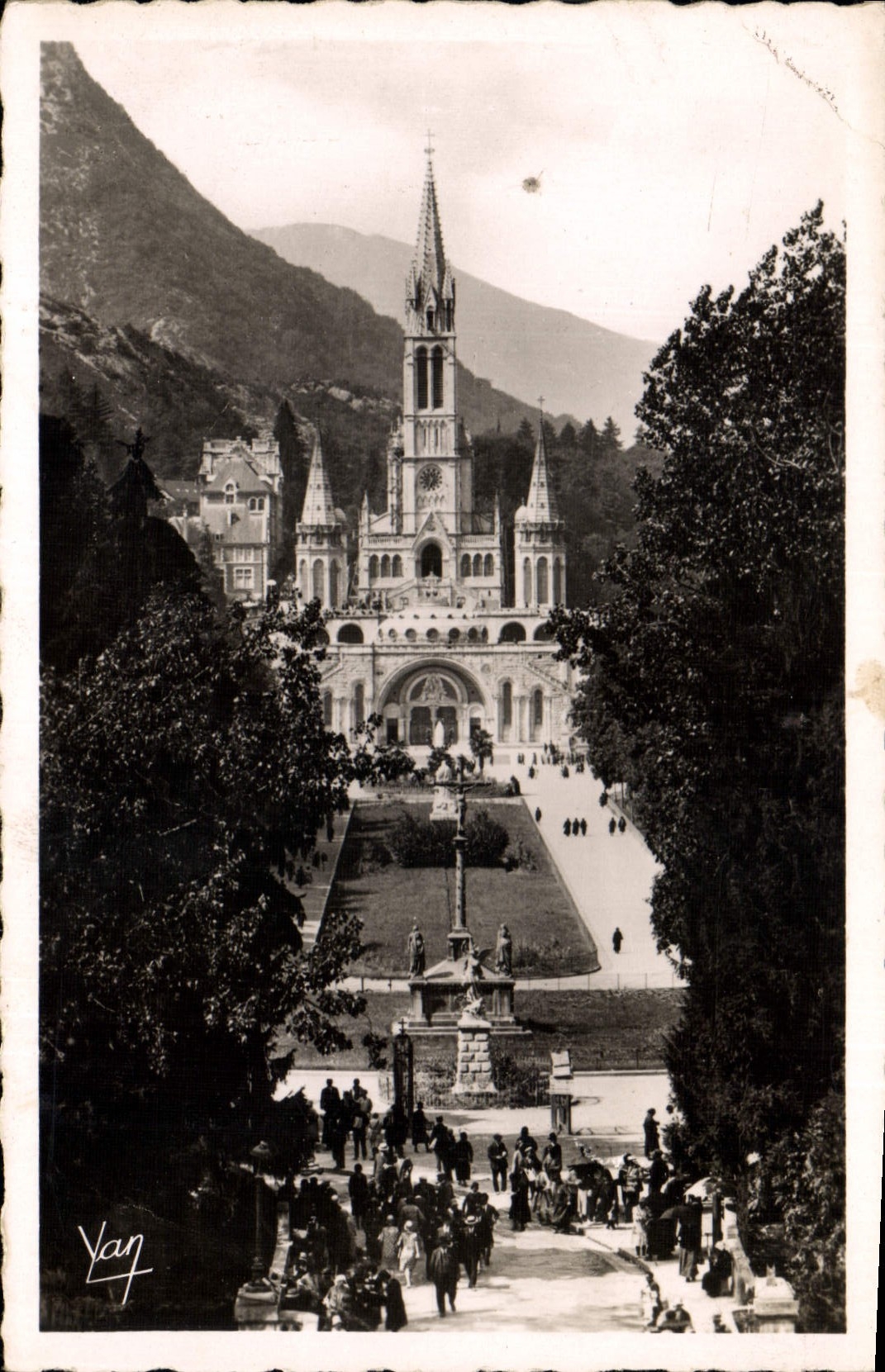 CPA Lourdes Le Basilique et l'Esplanade 