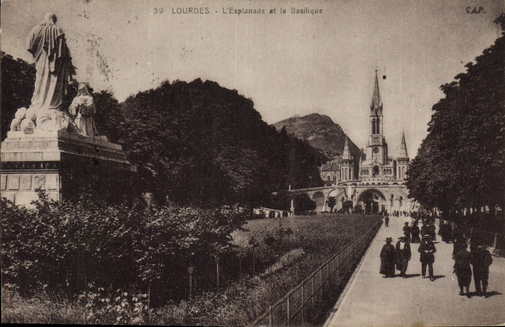 CPA Lourdes L'Esplanade et la Basilique 