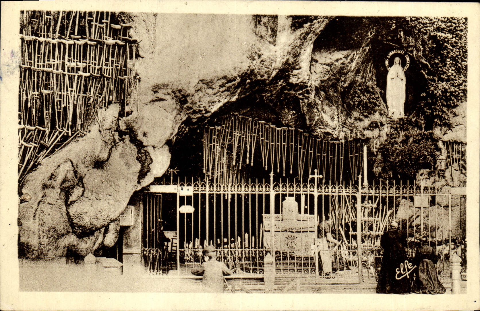 CPA Lourdes Interieur de la Grotte Miraculeause 