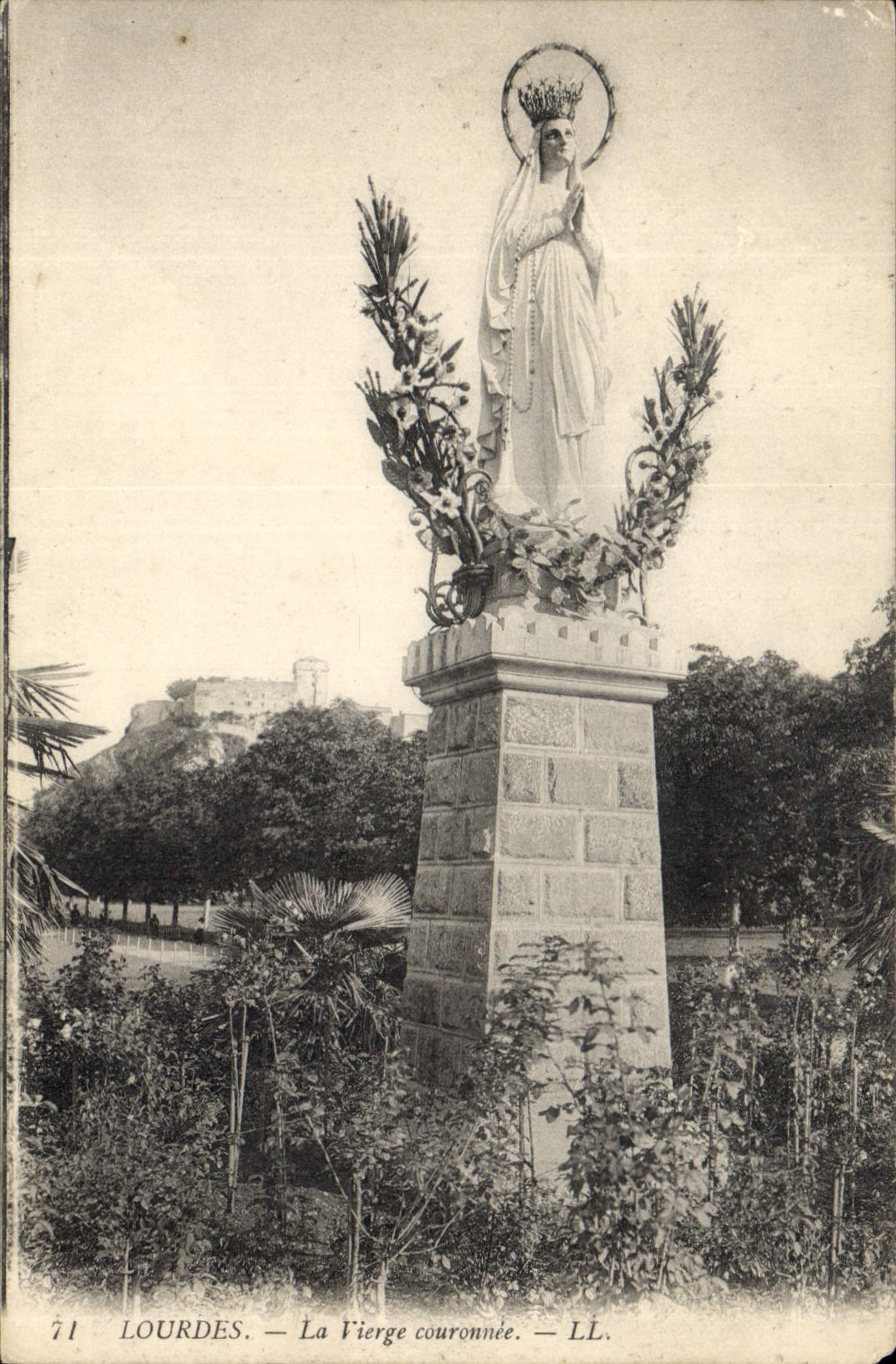 CPA Lourdes La Vierge couronnee 