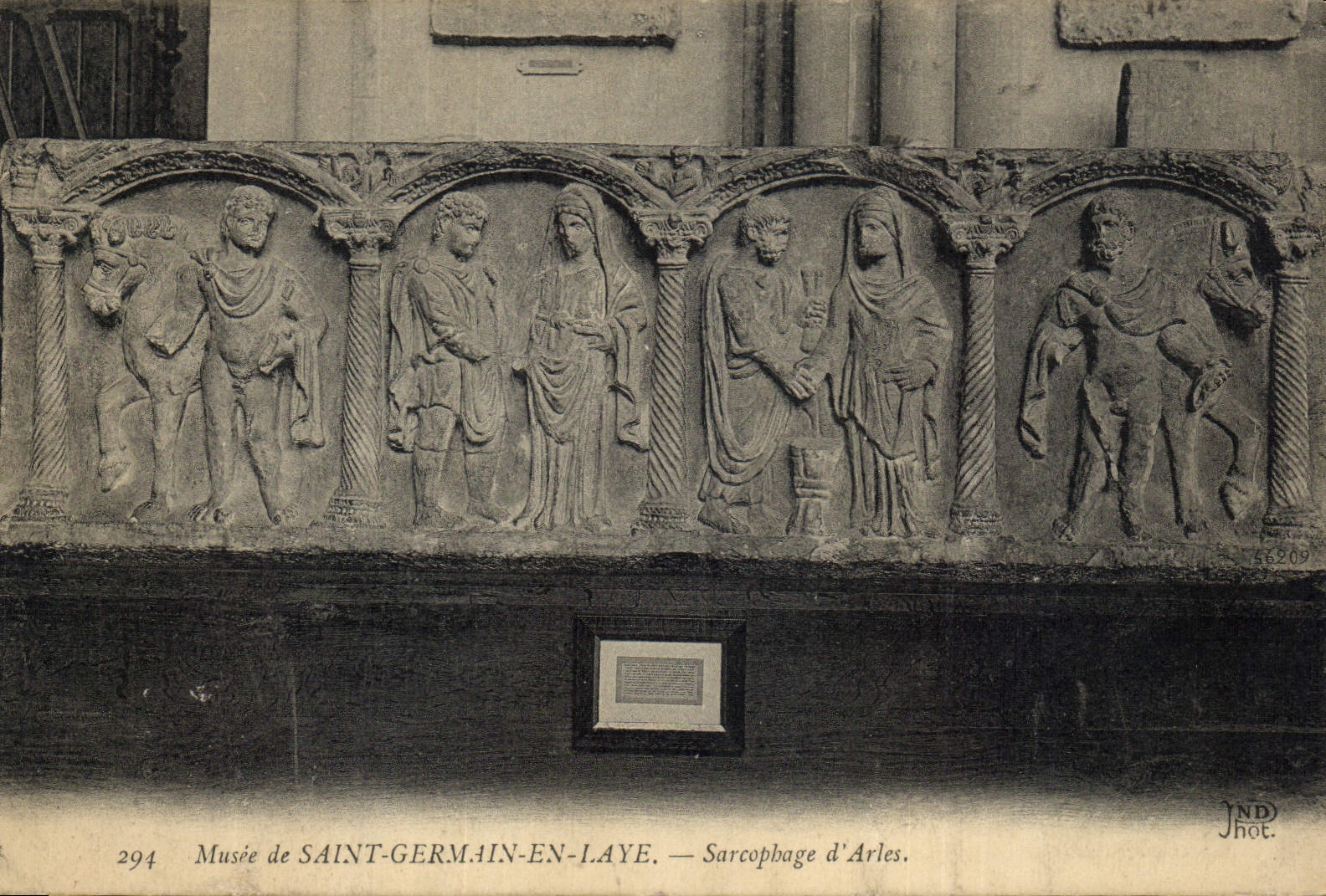 CPA Musee de Saint Germain en Laye Sarcophages d'Arles