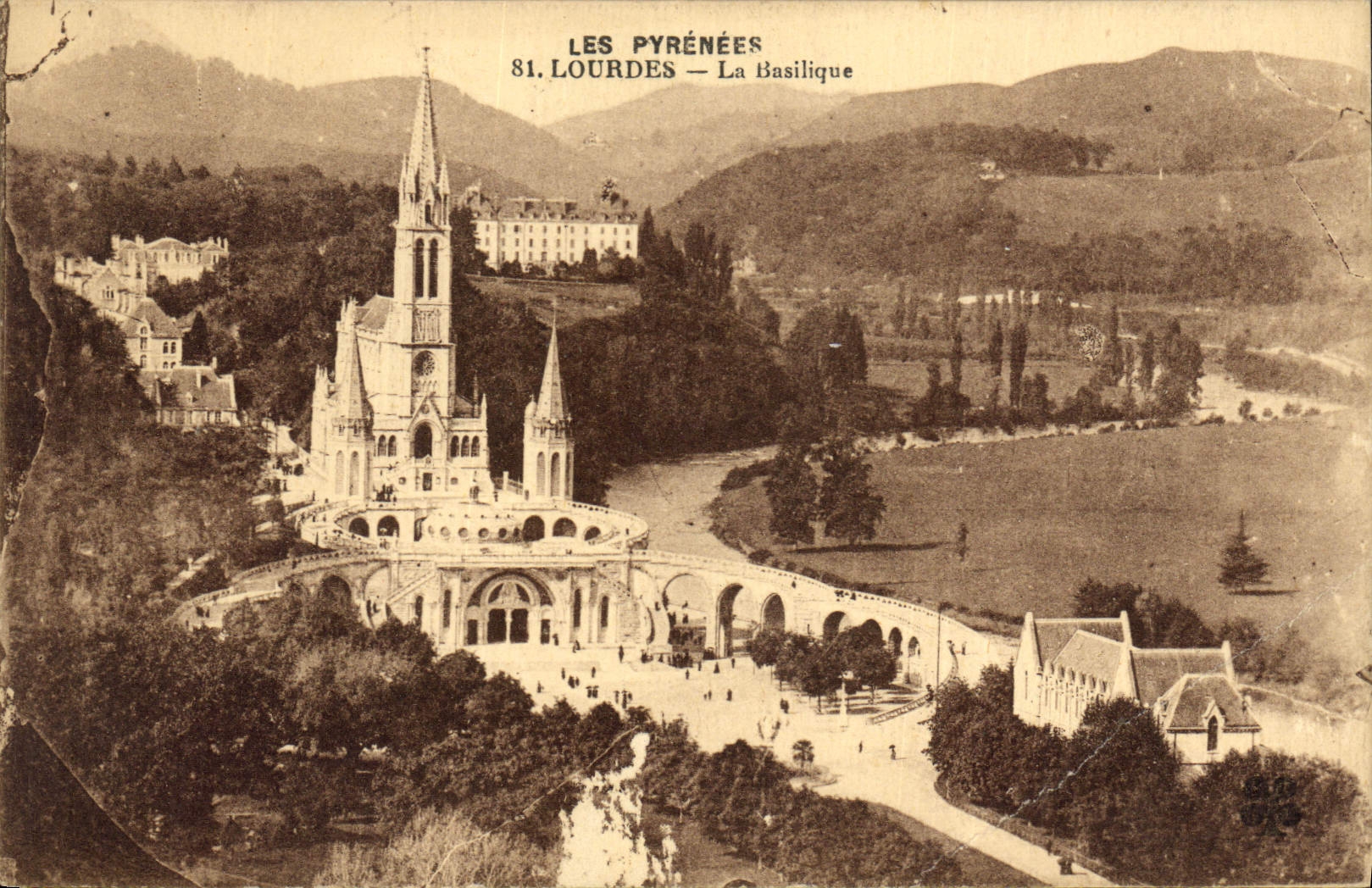 CPA Les pyrenees Lourdes La Basilique 