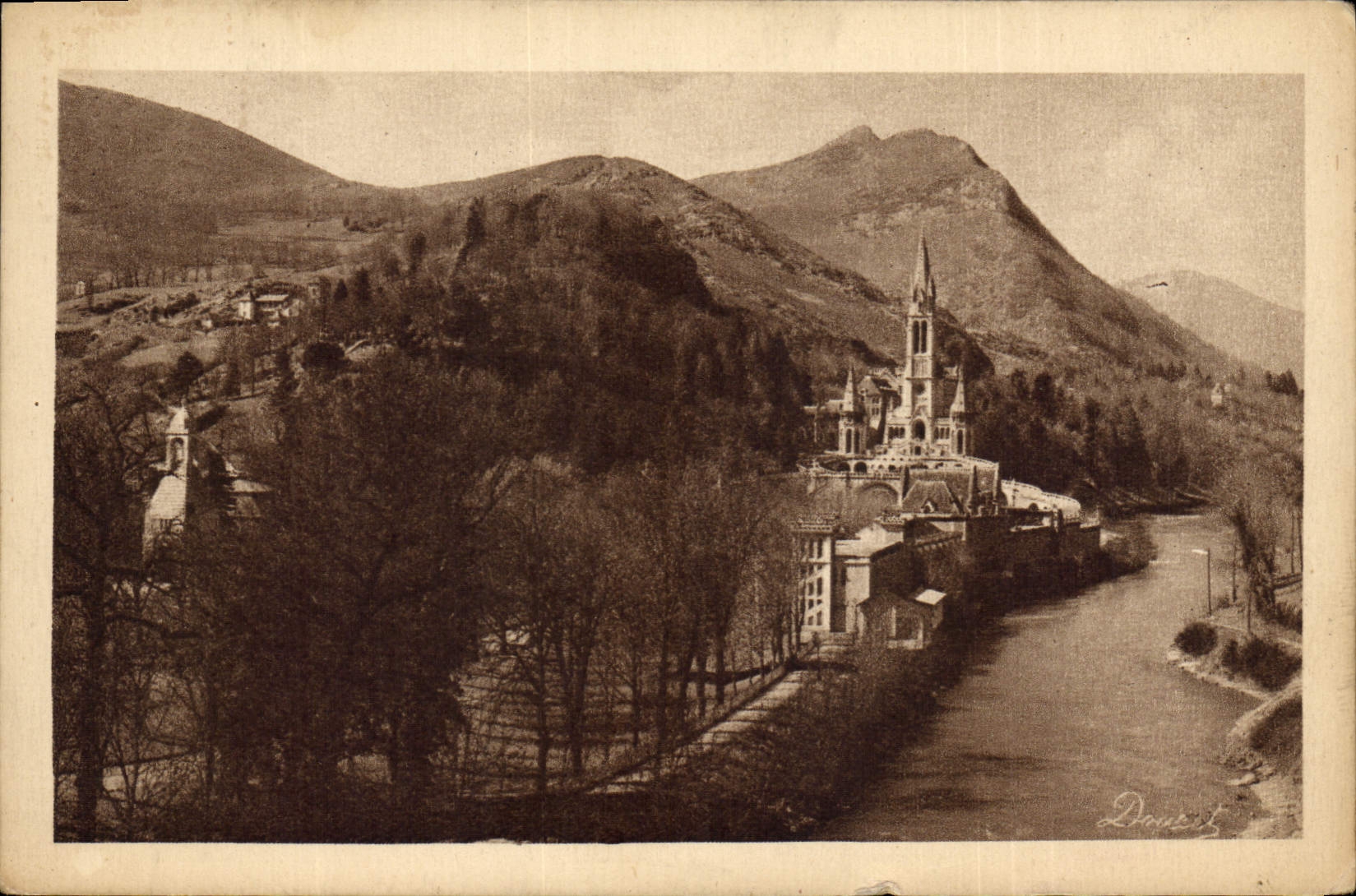 CPA Lourdes La Basilique et le Monument Interallie 