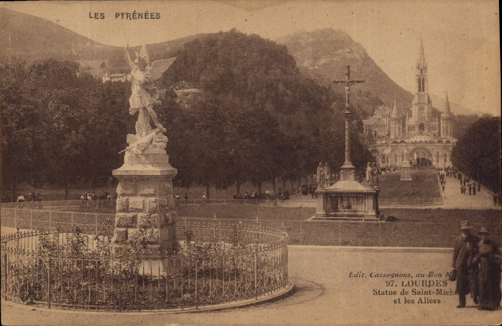 CPA Lourdes Statue de Saint Michel et les Allees 