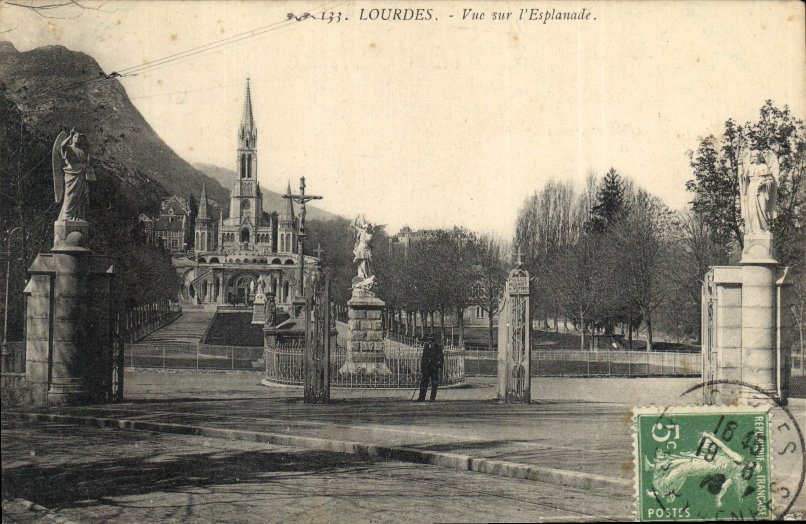 CPA Lourdes Vue sur l'Esplanade 