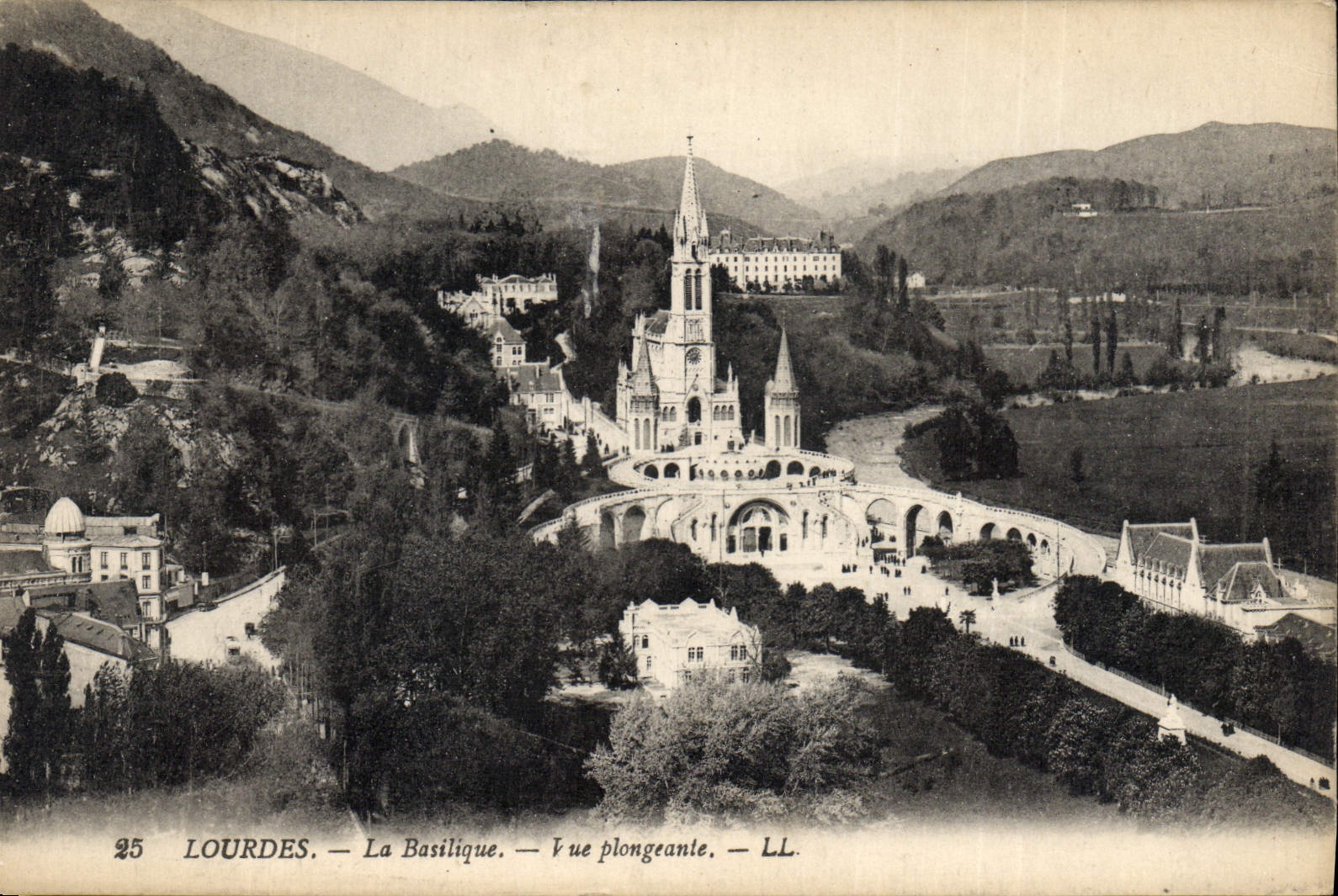 CPA Lourdes La Basilique Vue Plongeante