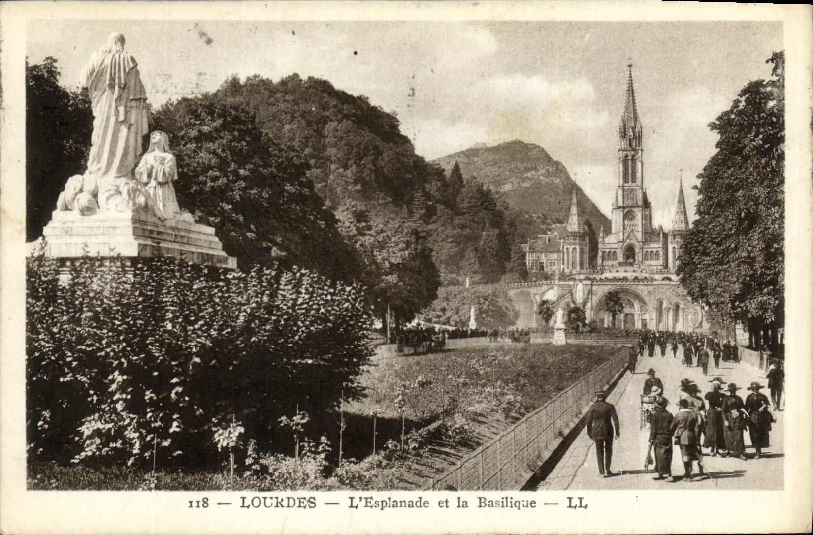 CPA Lourdes L'Esplanade et la Basilique