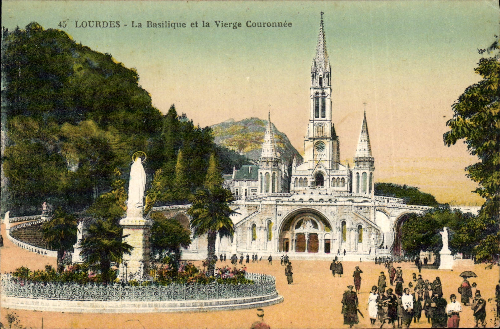 CPA Lourdes La Basilique et la Vierge Couronnee 