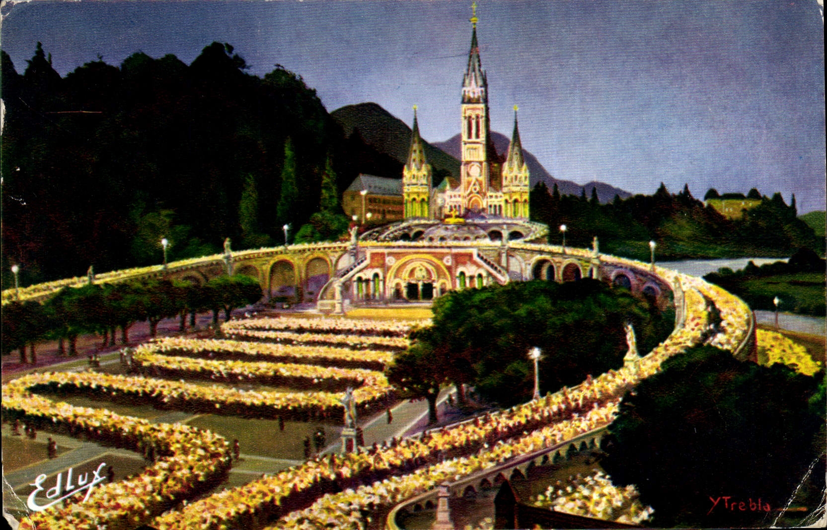 CPA Lourdes La Basilique illuminee et la Procession aux flambeaux 