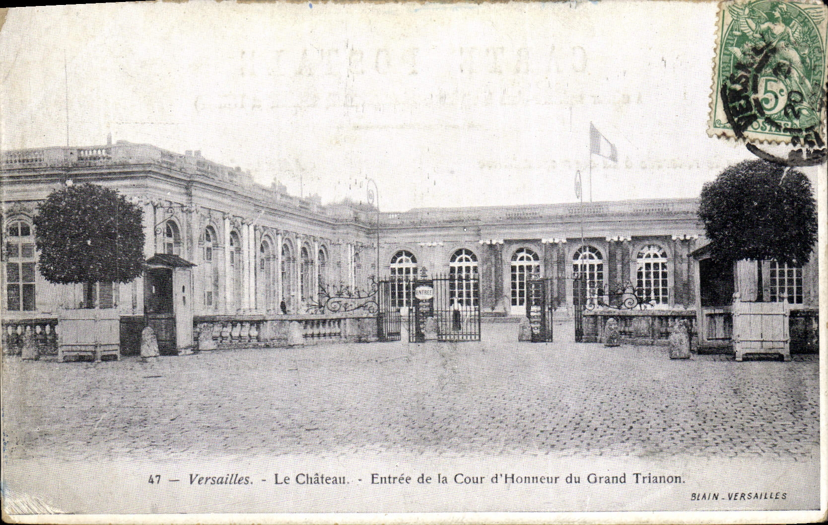 CPA Versailles le Chateau Entree de la cour d'Honneur de Grand Trianon 
