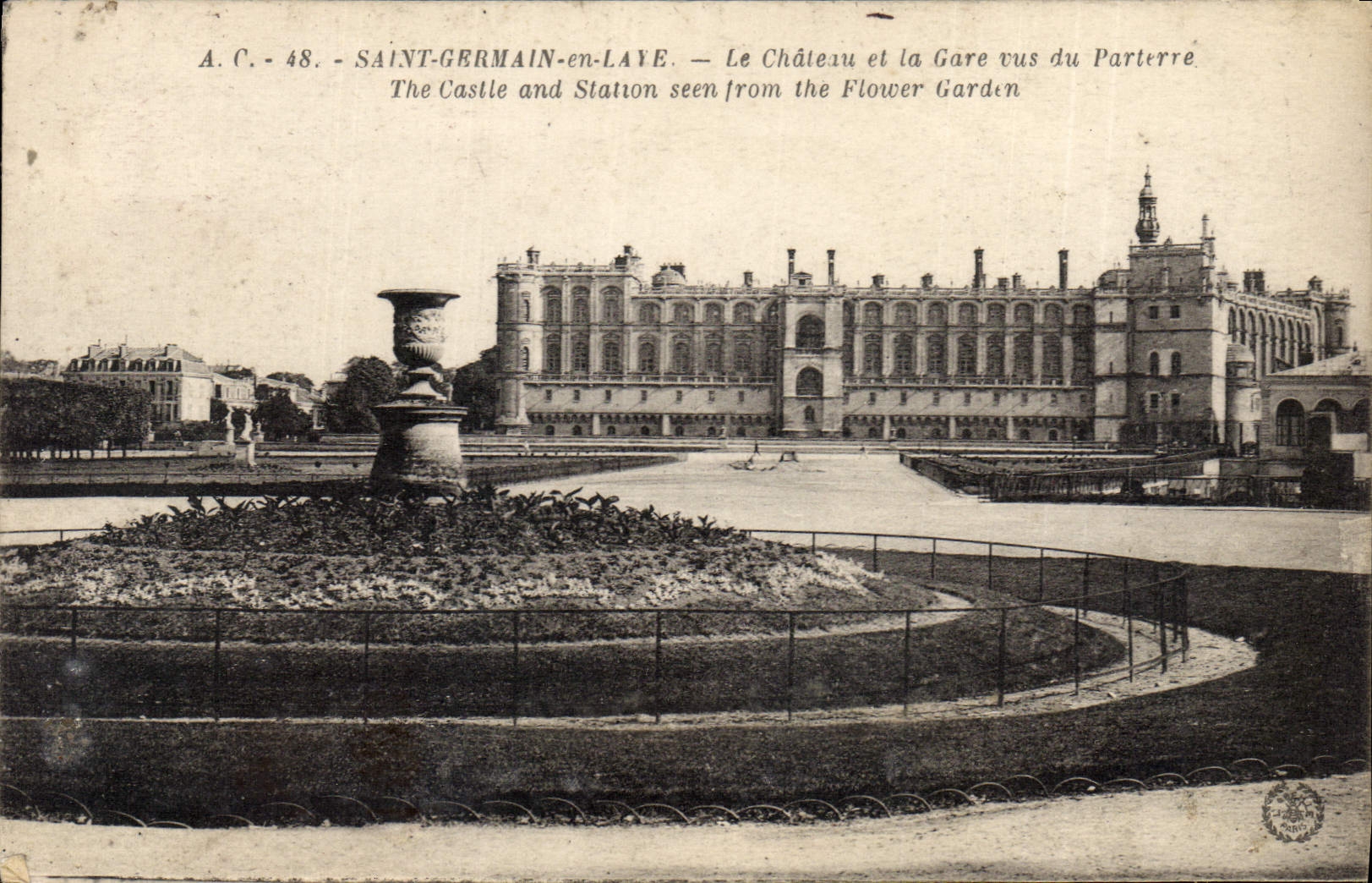 CPA Sainte Germain en Laye Le Chateau et la Gare vus du Parterre 