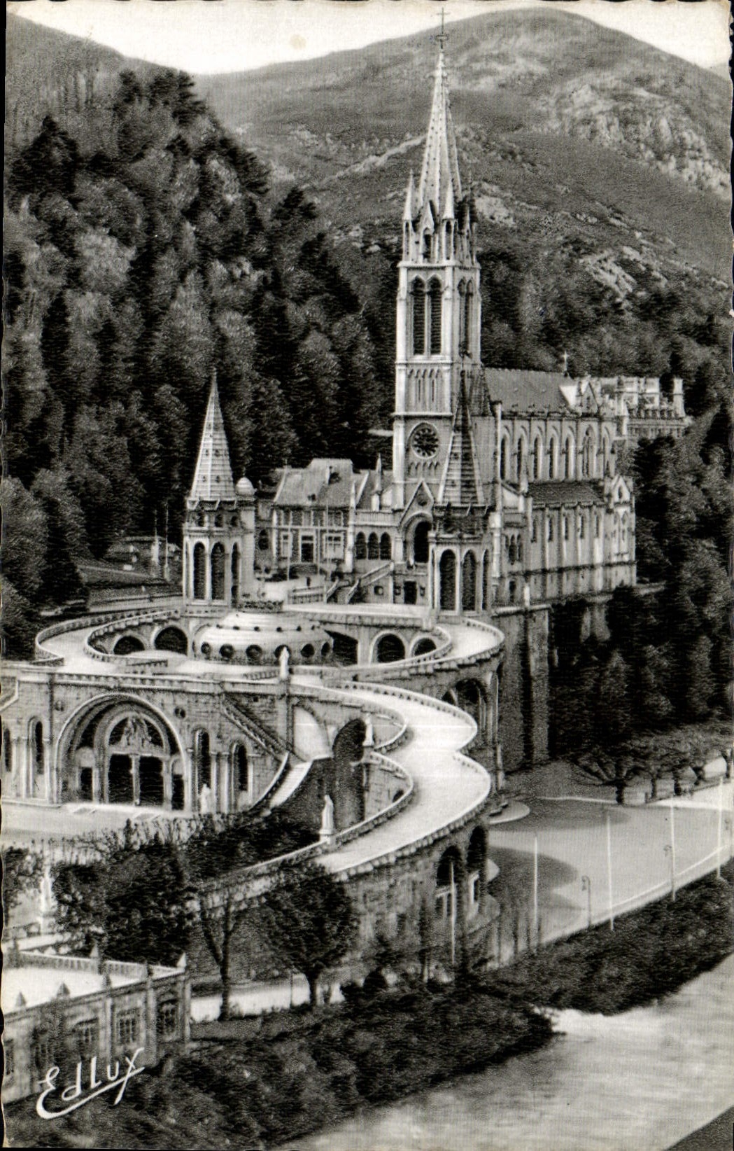 CPA Lourdes La Basilique vue de cote 