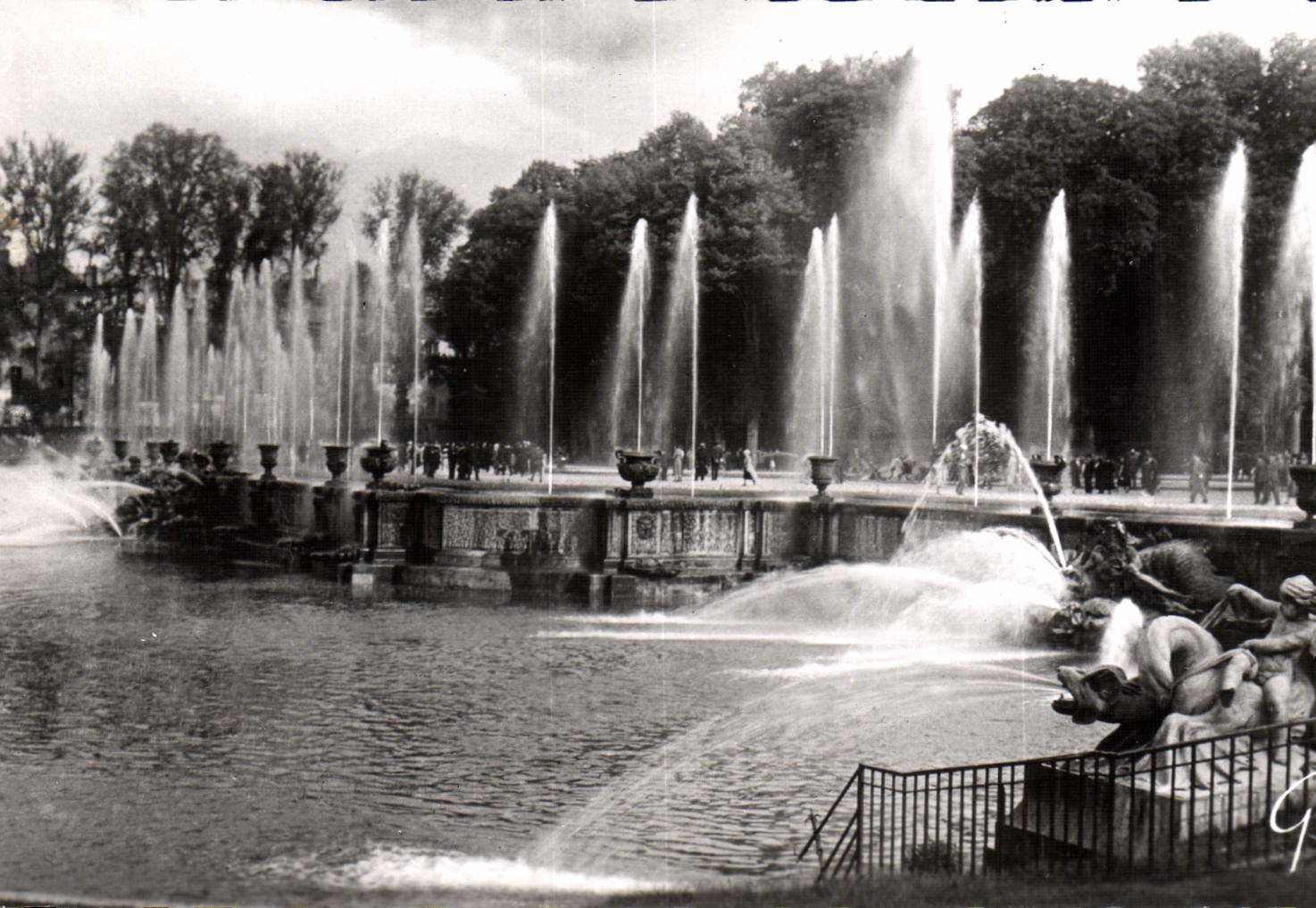 CPA Versailles et ses Merveilles Parc du chateau Les grandes eaux au bassin de Neptune 