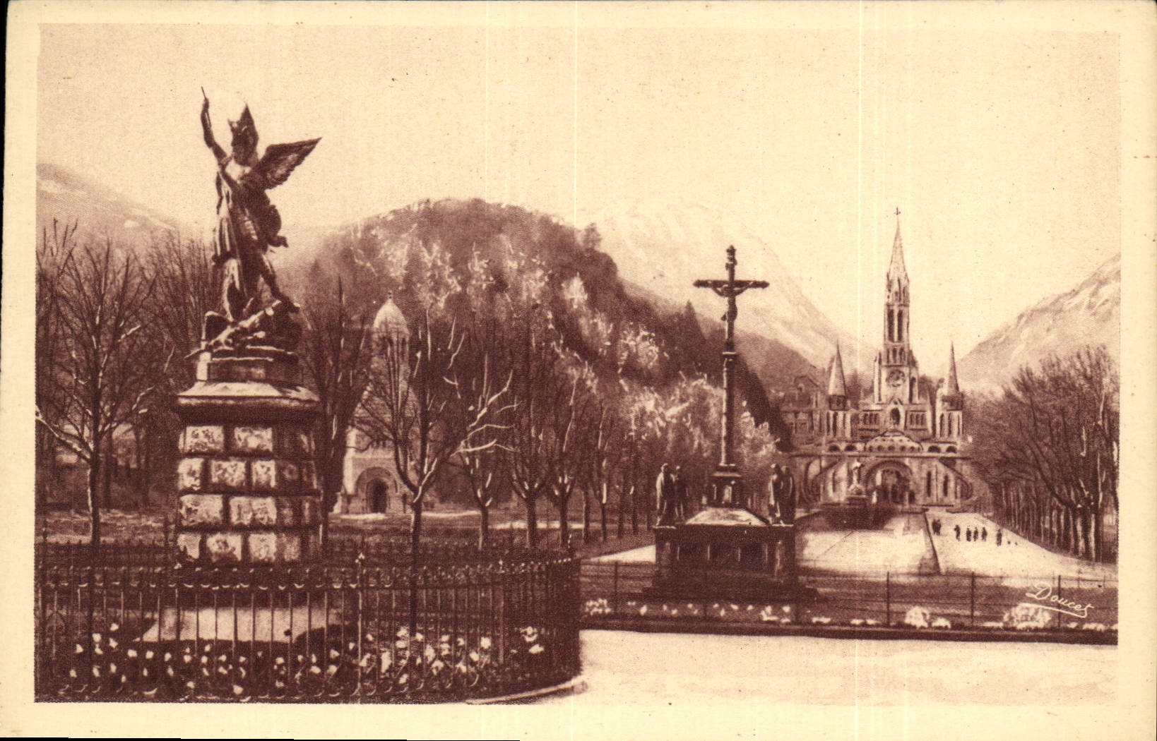 CPA Lourdes Saint Michel et vue d'ensemble de l