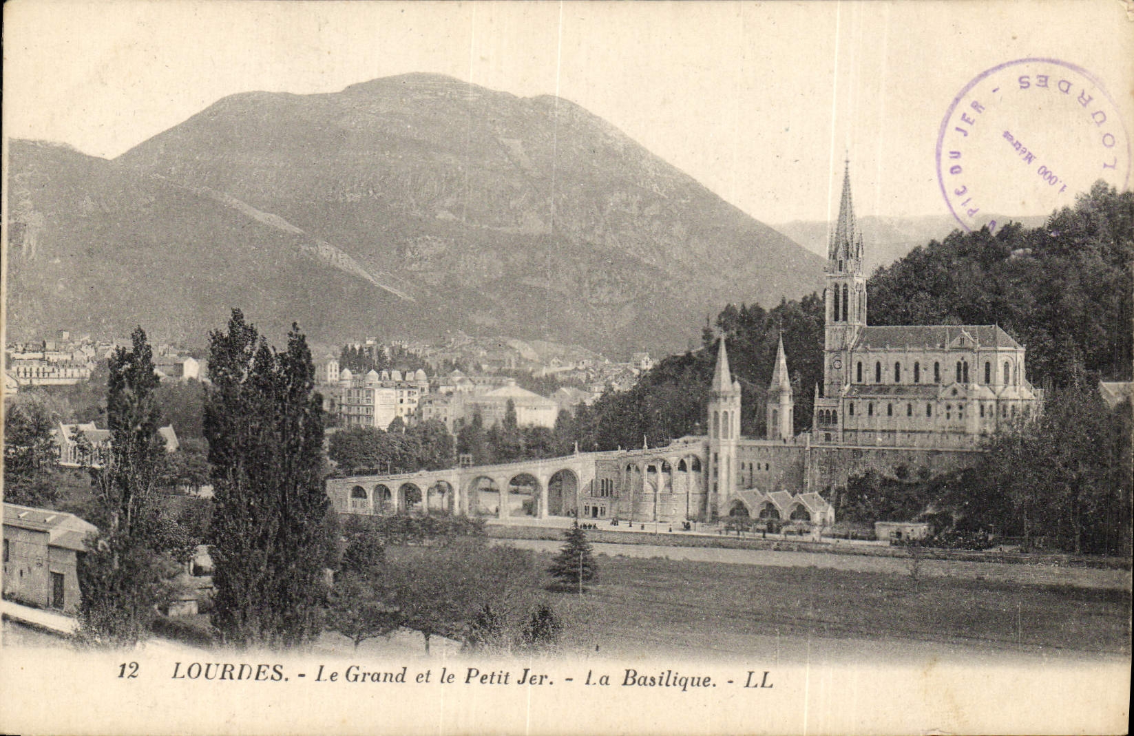 CPA Lourdes Le Grand et le Petit Jer La Basilique 