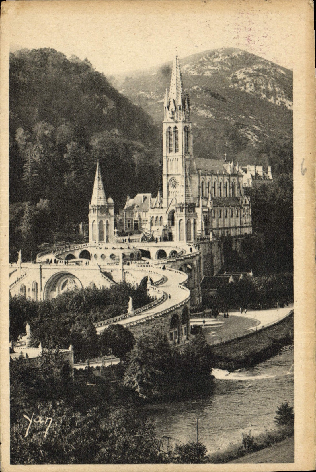 CPA Lourdes La Basilique et le Gave 