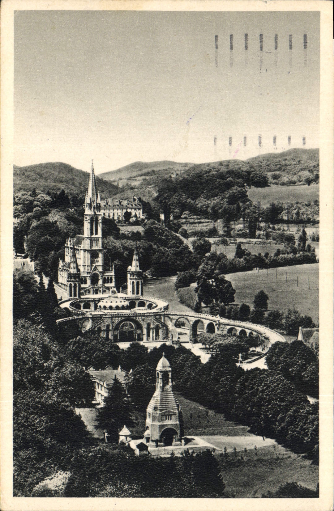CPA Lourdes La Basilique et le Monument Interallie 